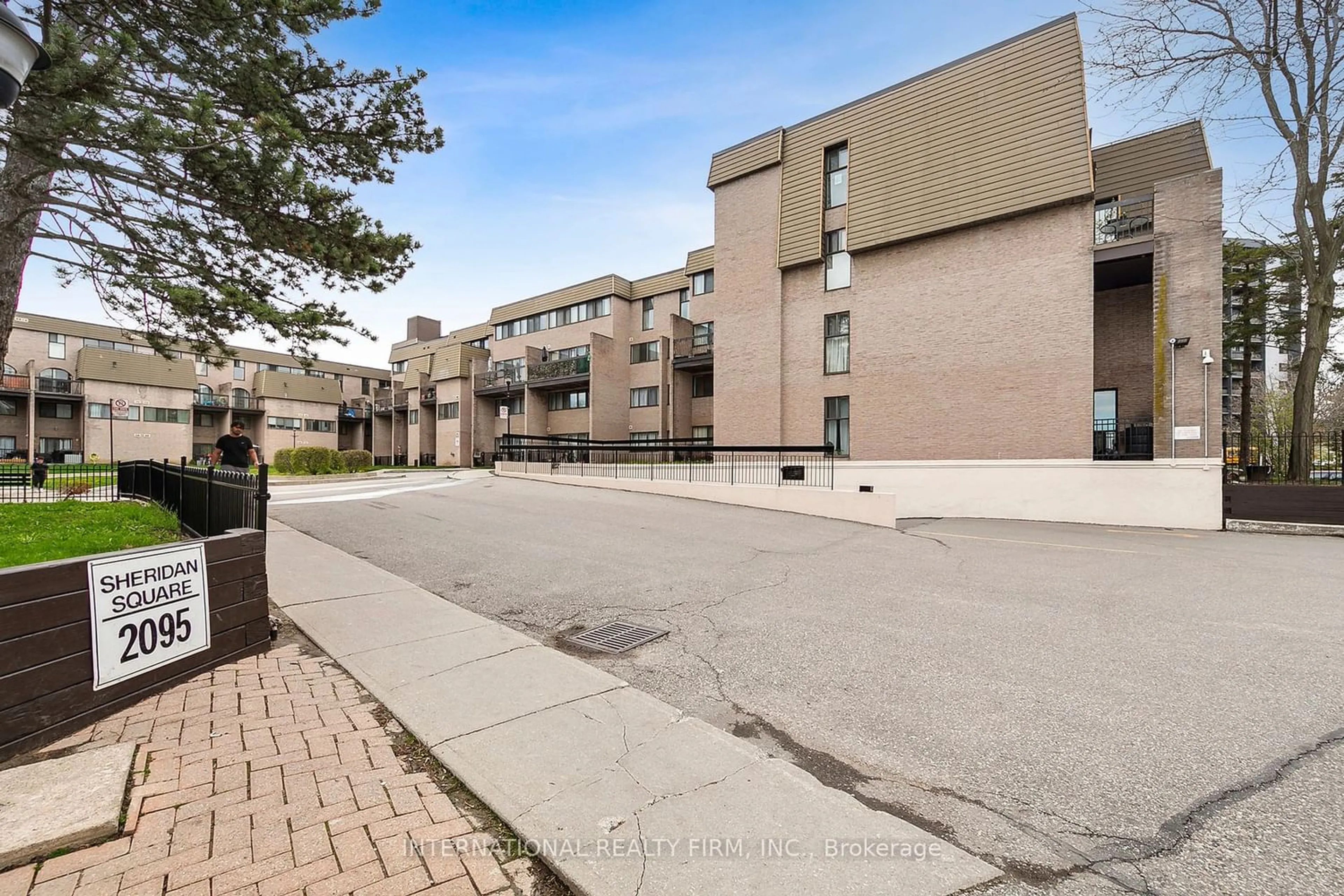A pic from exterior of the house or condo for 2095 Roche Crt #188, Mississauga Ontario L5K 2C8