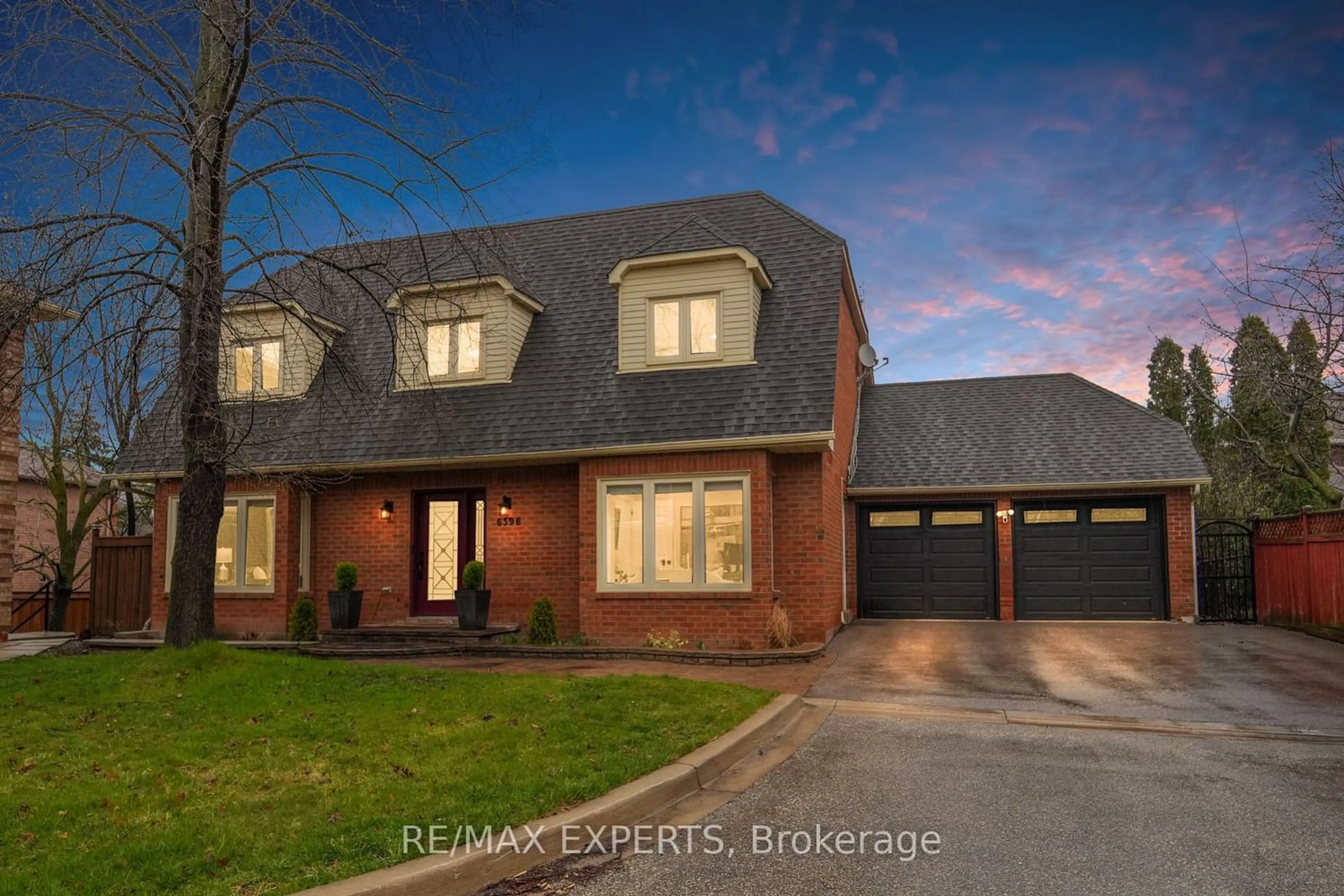 Home with brick exterior material for 6596 Mockingbird Lane, Mississauga Ontario L5N 5K3