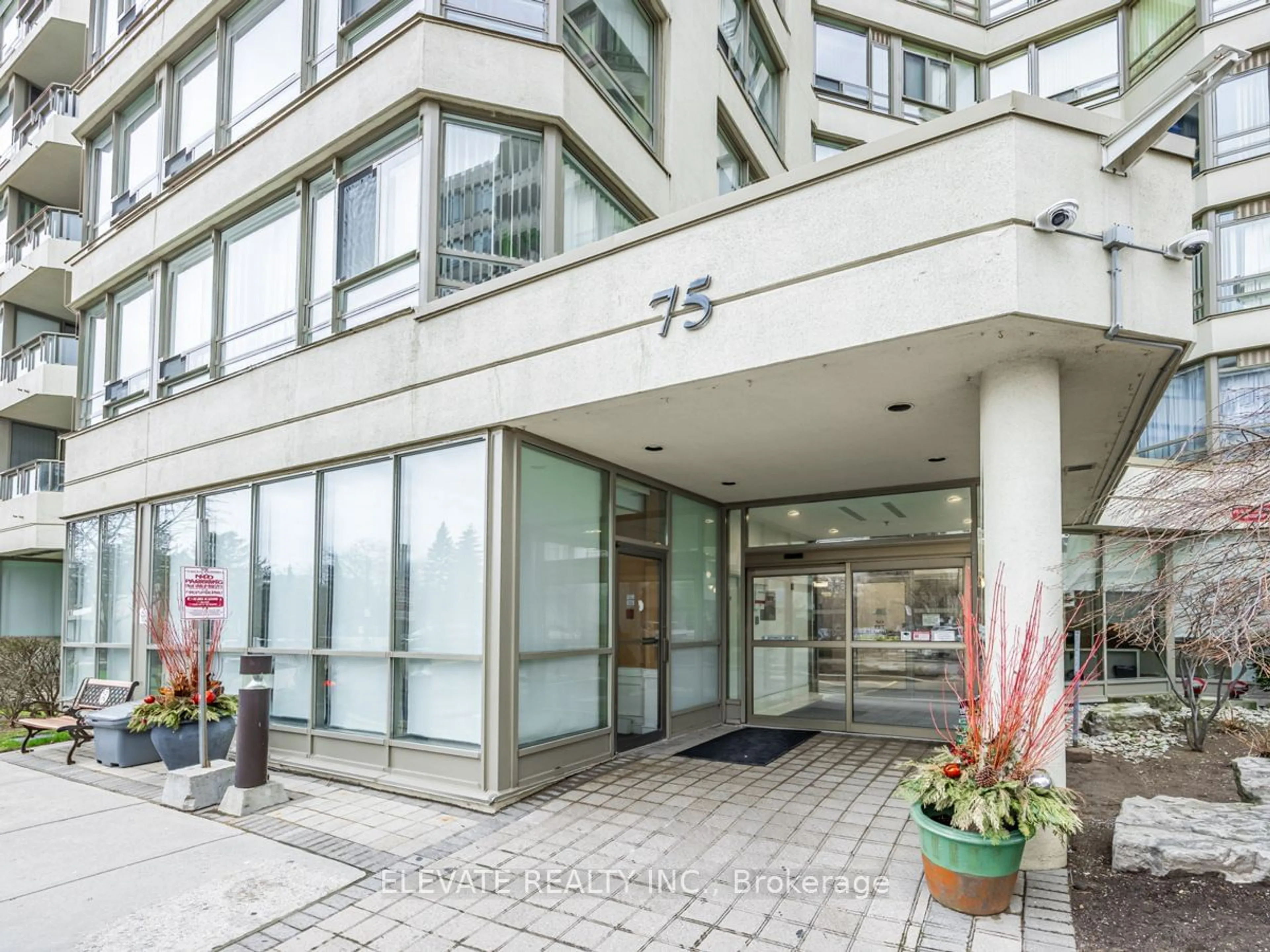 Indoor foyer for 75 King St #1510, Mississauga Ontario L5A 4G5