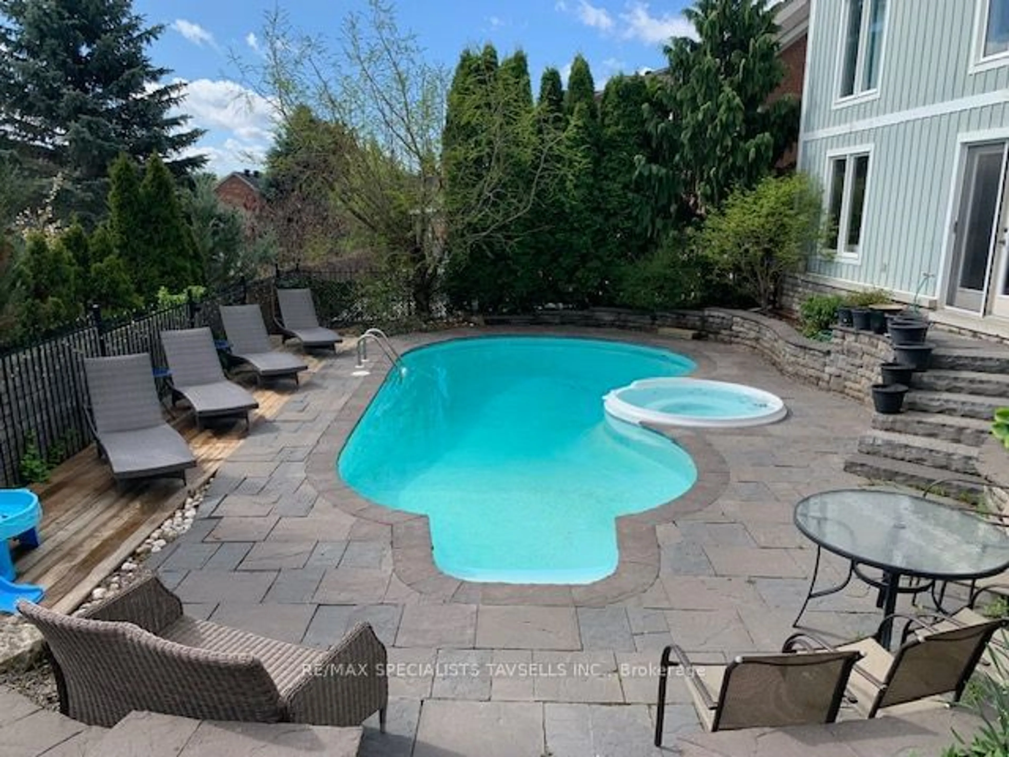 Indoor or outdoor pool for 19 East Village Dr, Caledon Ontario L7C 3K3