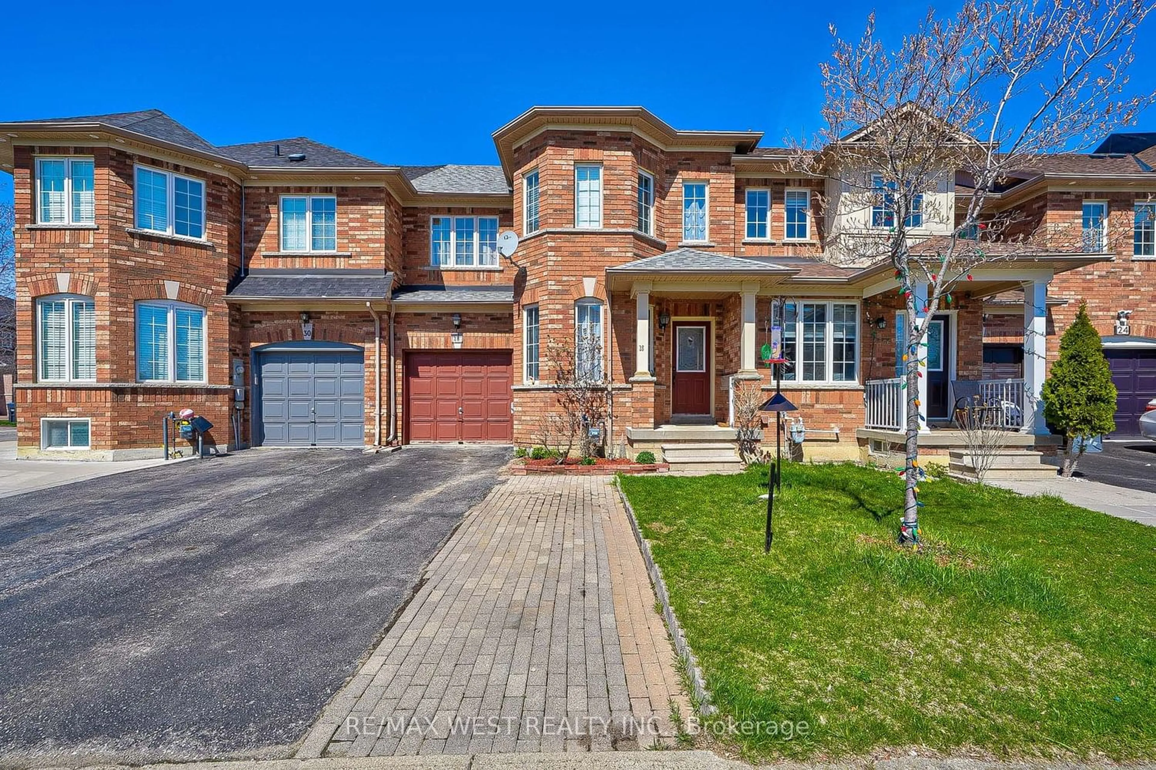 Home with brick exterior material for 28 Pompano Pl, Brampton Ontario L6P 1N5
