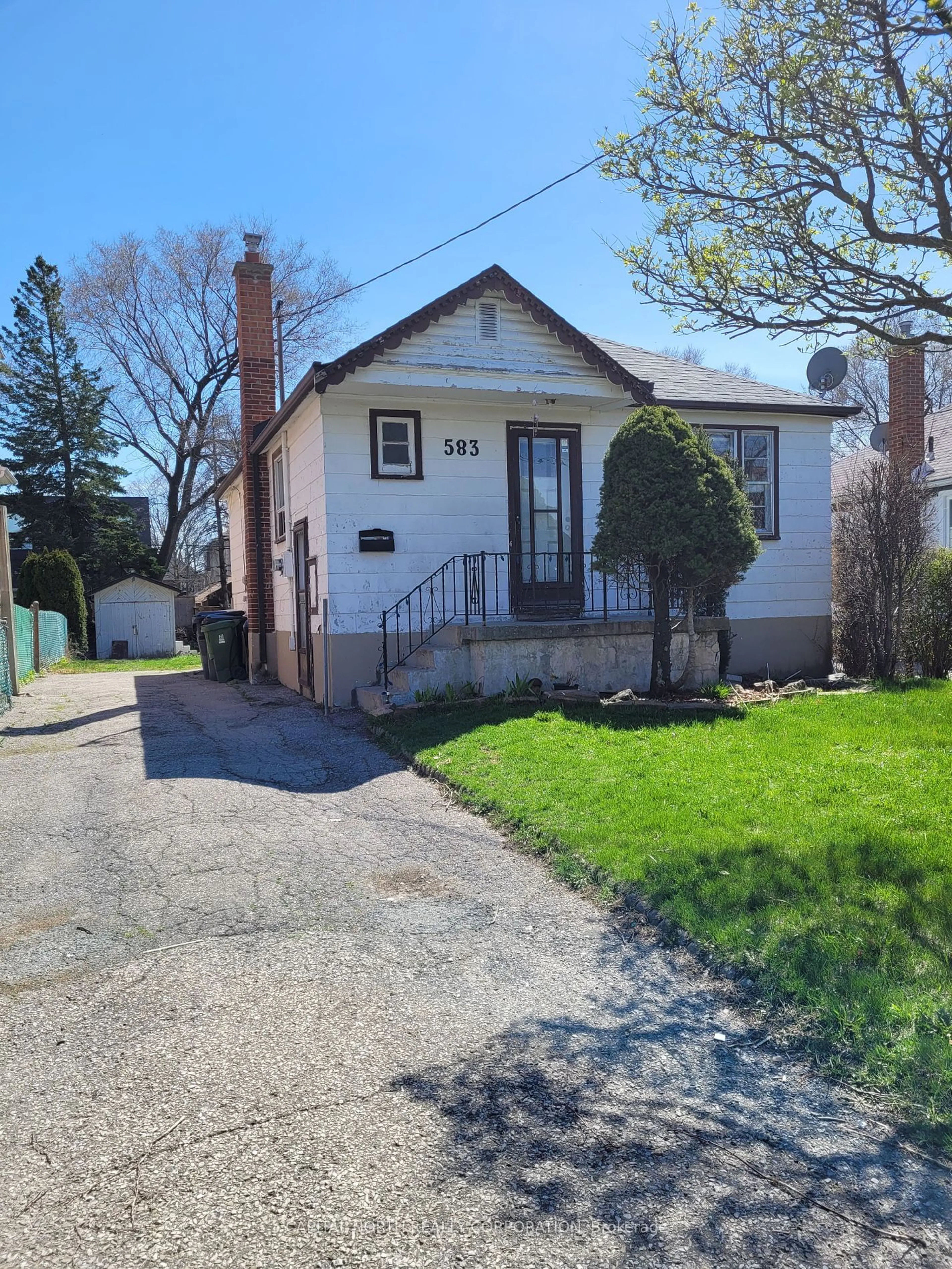 Frontside or backside of a home for 583 Glen Park Ave, Toronto Ontario M6B 2G4