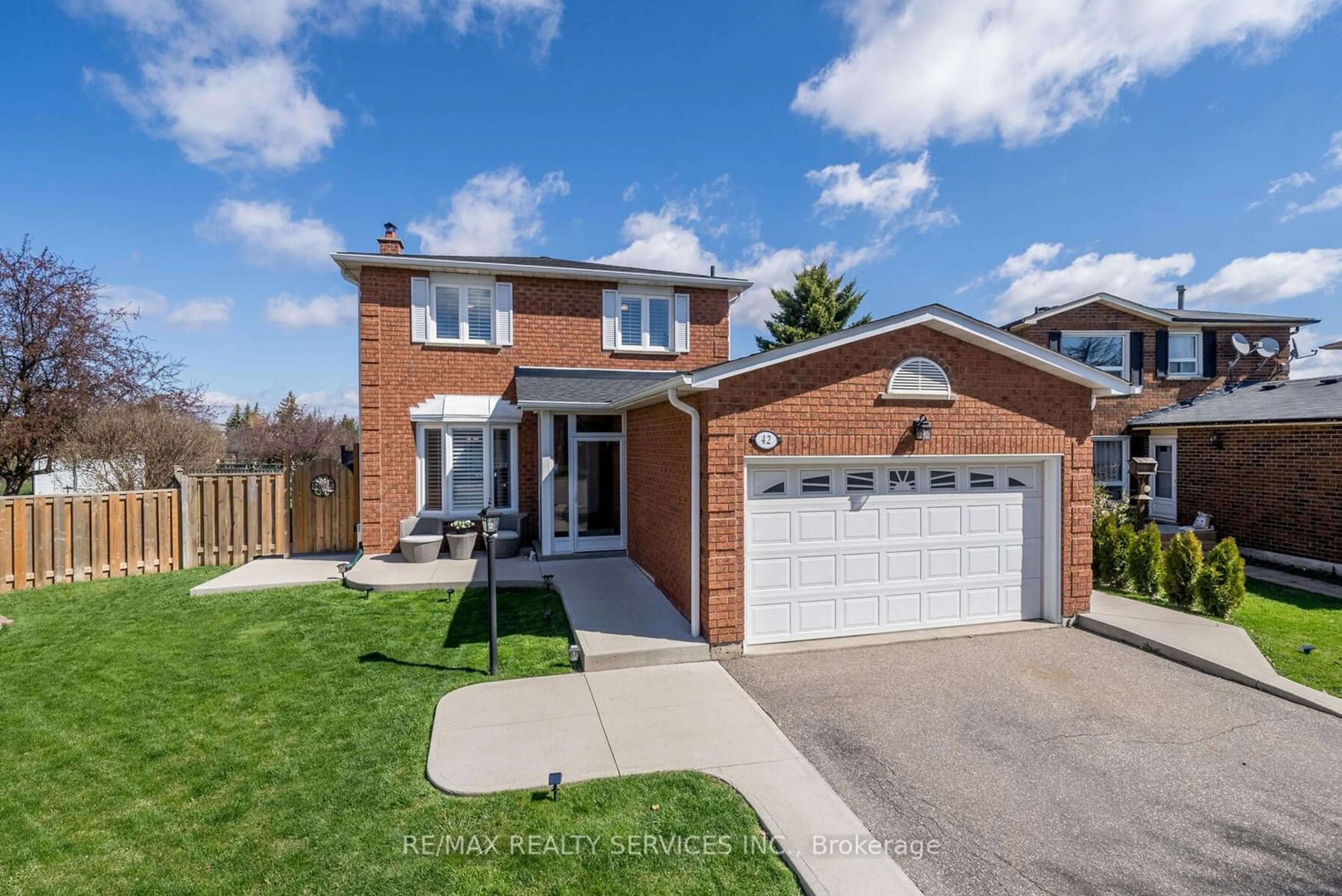 Home with brick exterior material for 42 Willowcrest Crt, Brampton Ontario L6X 3K7