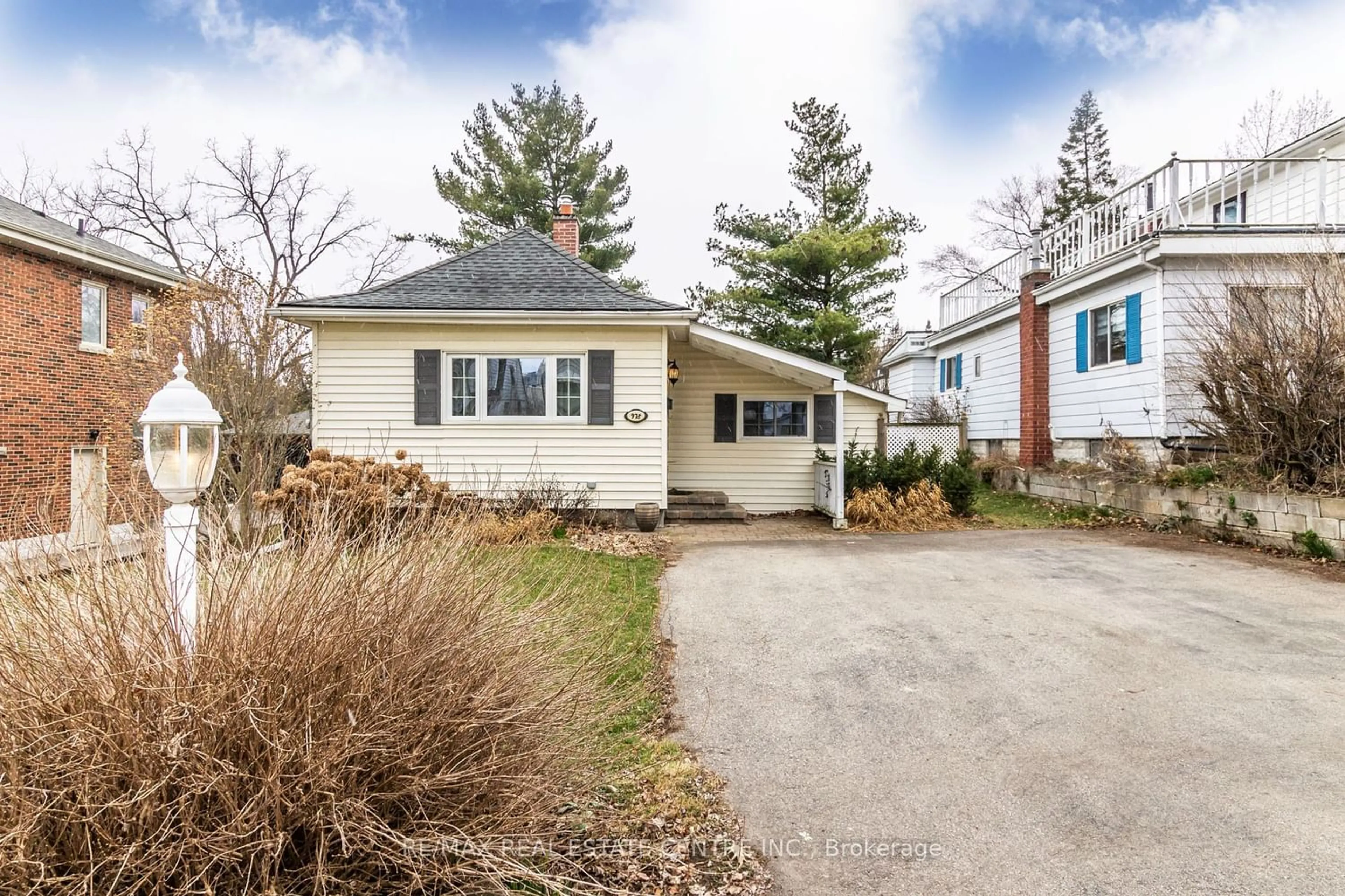 Frontside or backside of a home for 978 Bonnieview Ave, Burlington Ontario L7T 1T5