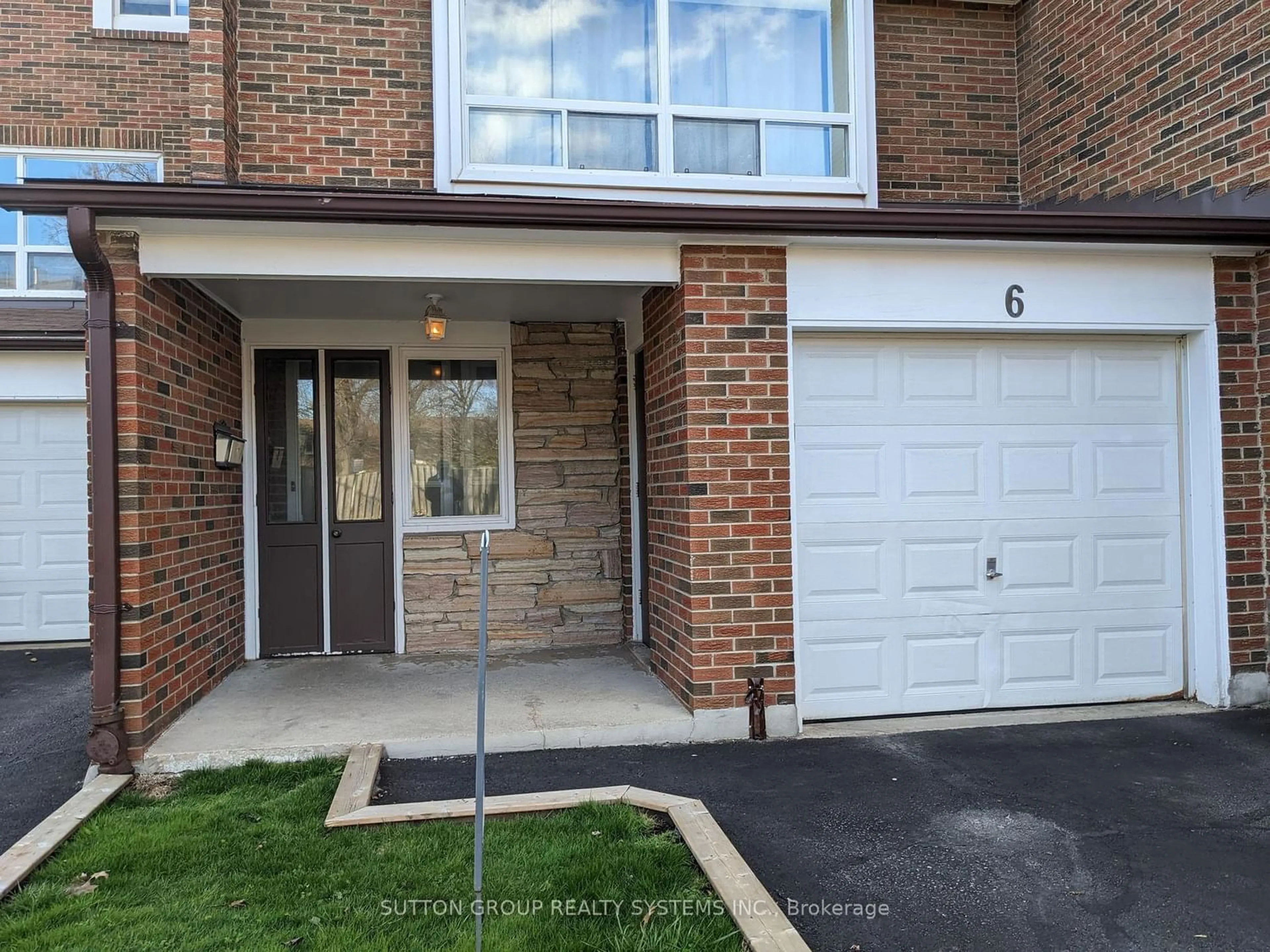 A pic from exterior of the house or condo for 3065 Lenester Dr #6, Mississauga Ontario L5C 2B8