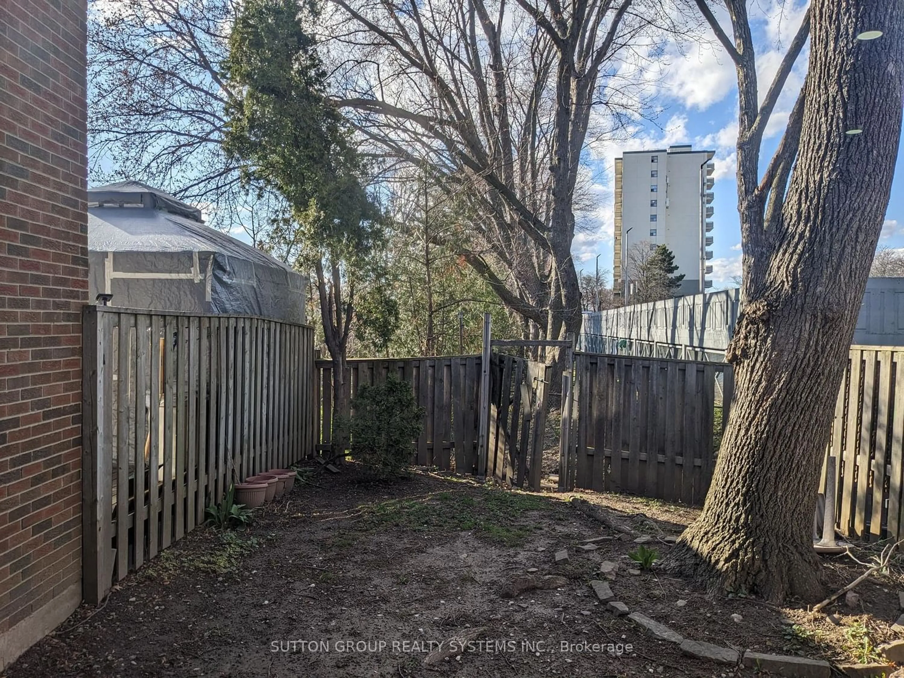 Fenced yard for 3065 Lenester Dr #6, Mississauga Ontario L5C 2B8