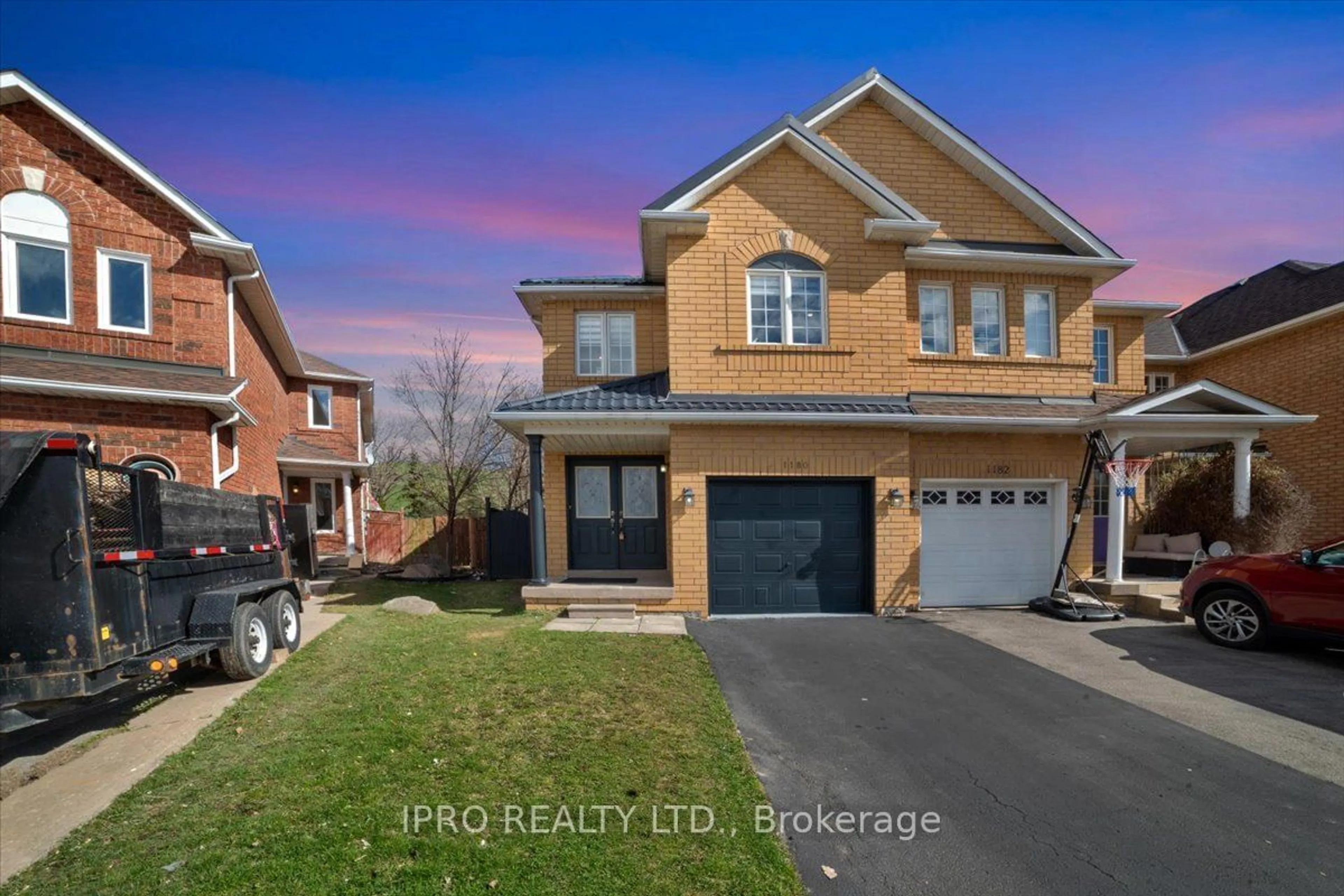 A pic from exterior of the house or condo for 1180 Prestonwood Cres, Mississauga Ontario L5V 2V3