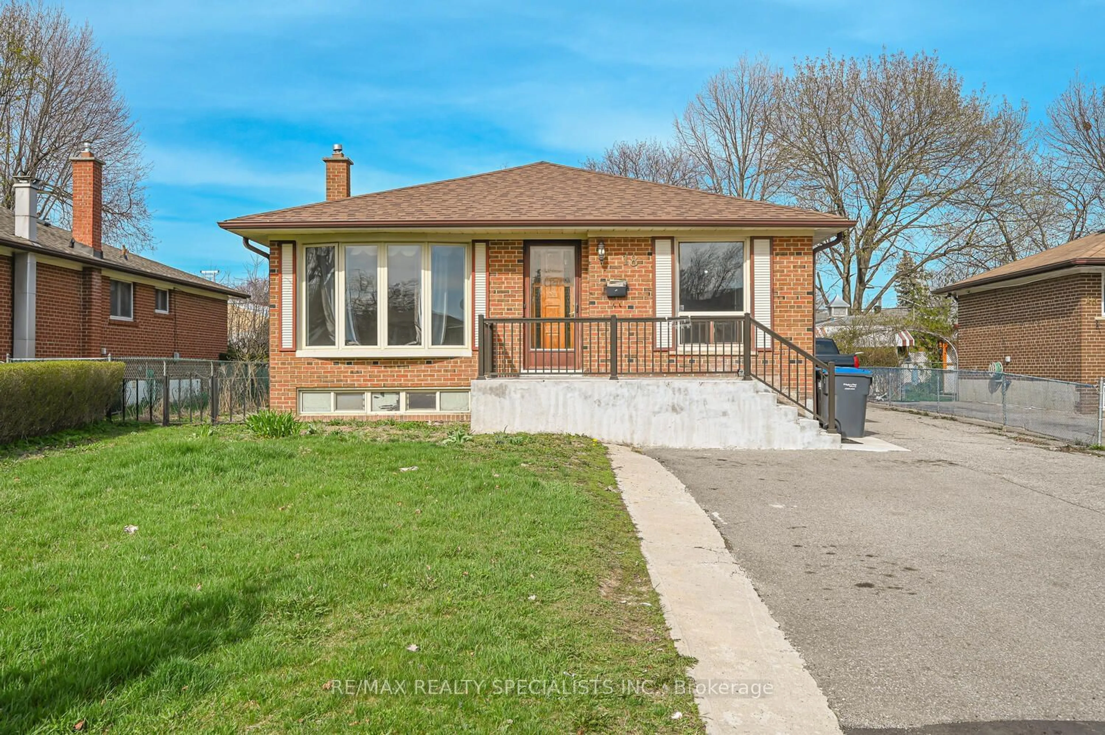Frontside or backside of a home for 18 Sanford Cres, Brampton Ontario L6X 2C3
