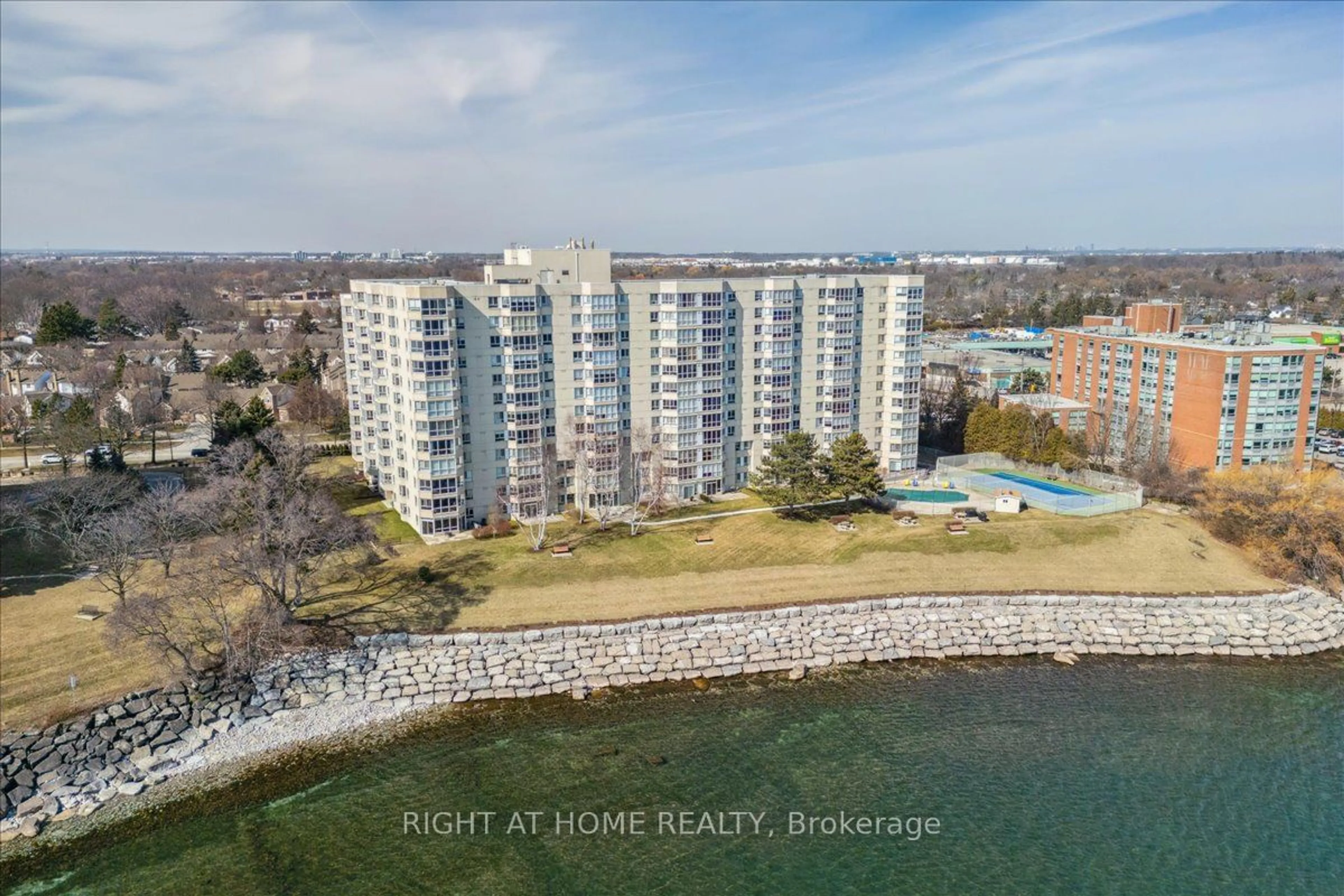 A pic from exterior of the house or condo for 5280 Lakeshore Rd #1108, Burlington Ontario L7L 5R1