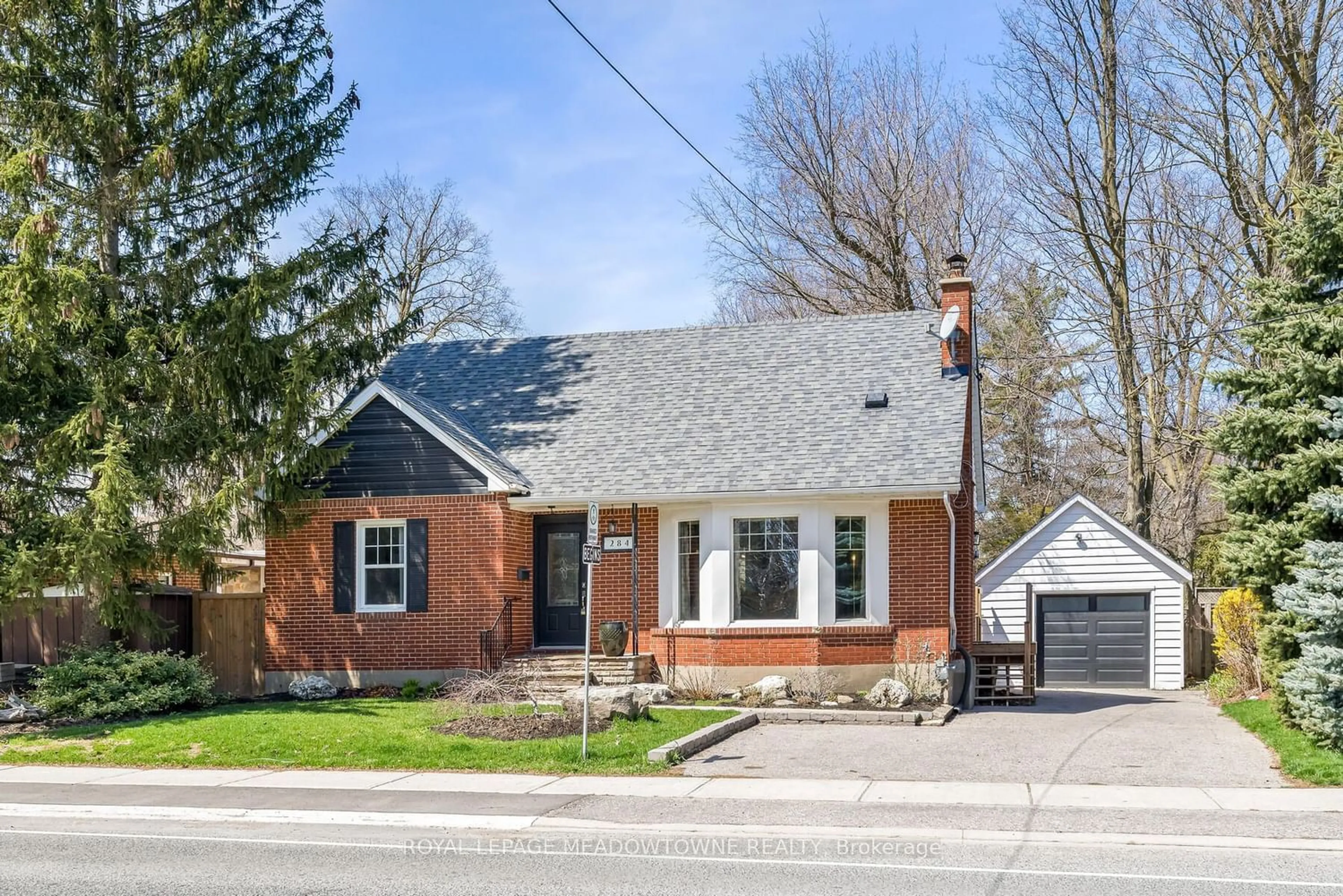 Home with brick exterior material for 284 Maple Ave, Halton Hills Ontario L7G 1W7
