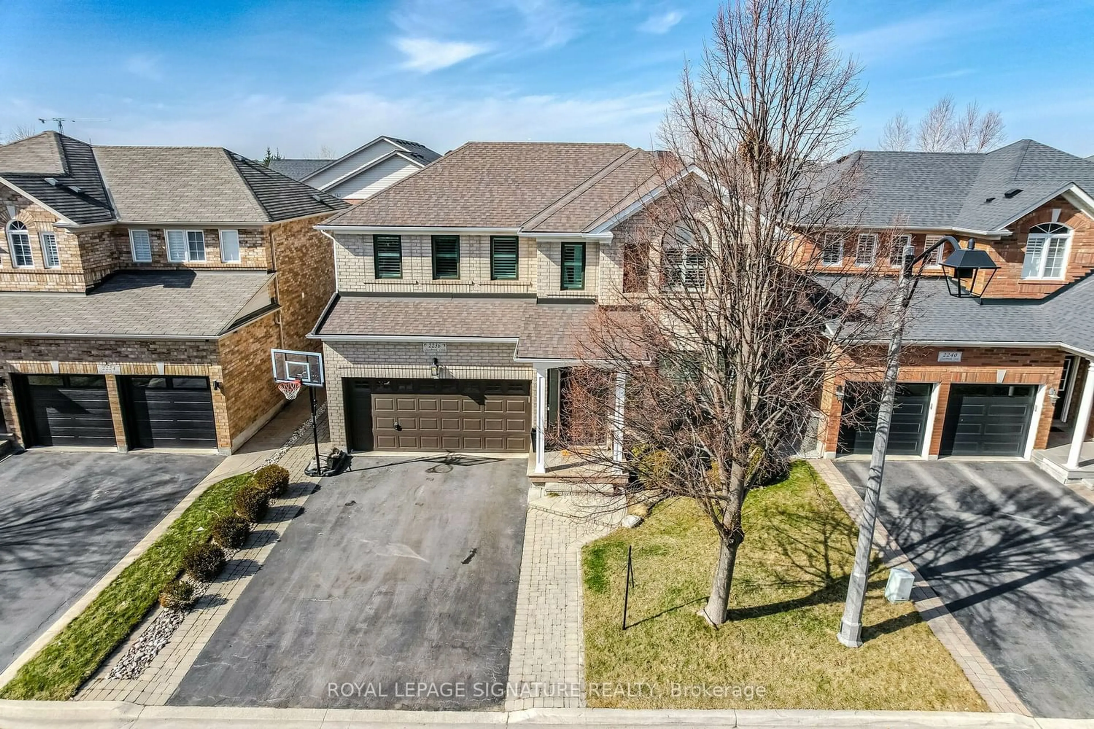 A pic from exterior of the house or condo for 2236 Glazebrook Circ, Oakville Ontario L6M 5B5