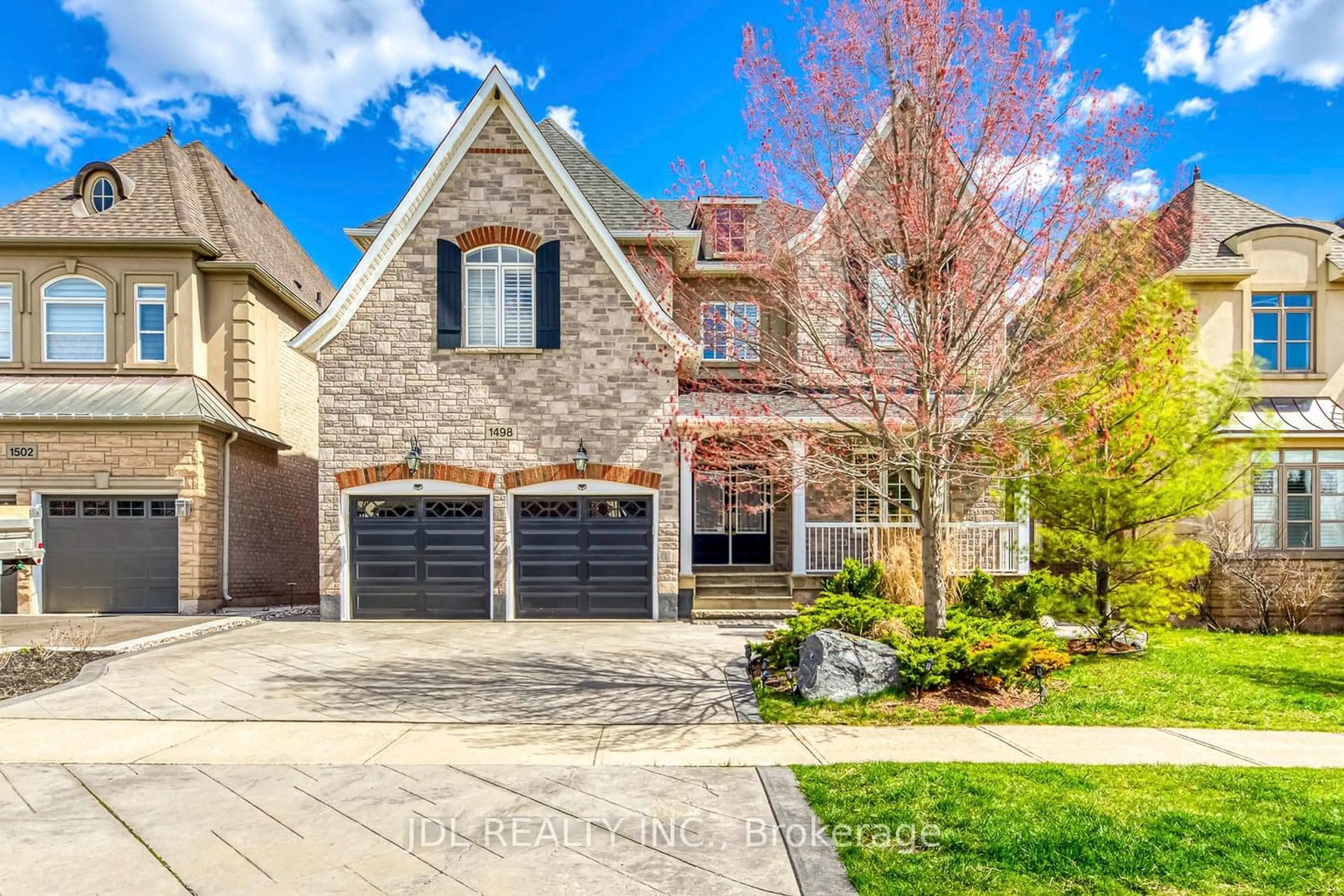Home with brick exterior material for 1498 Arrowhead Rd, Oakville Ontario L6H 7V6