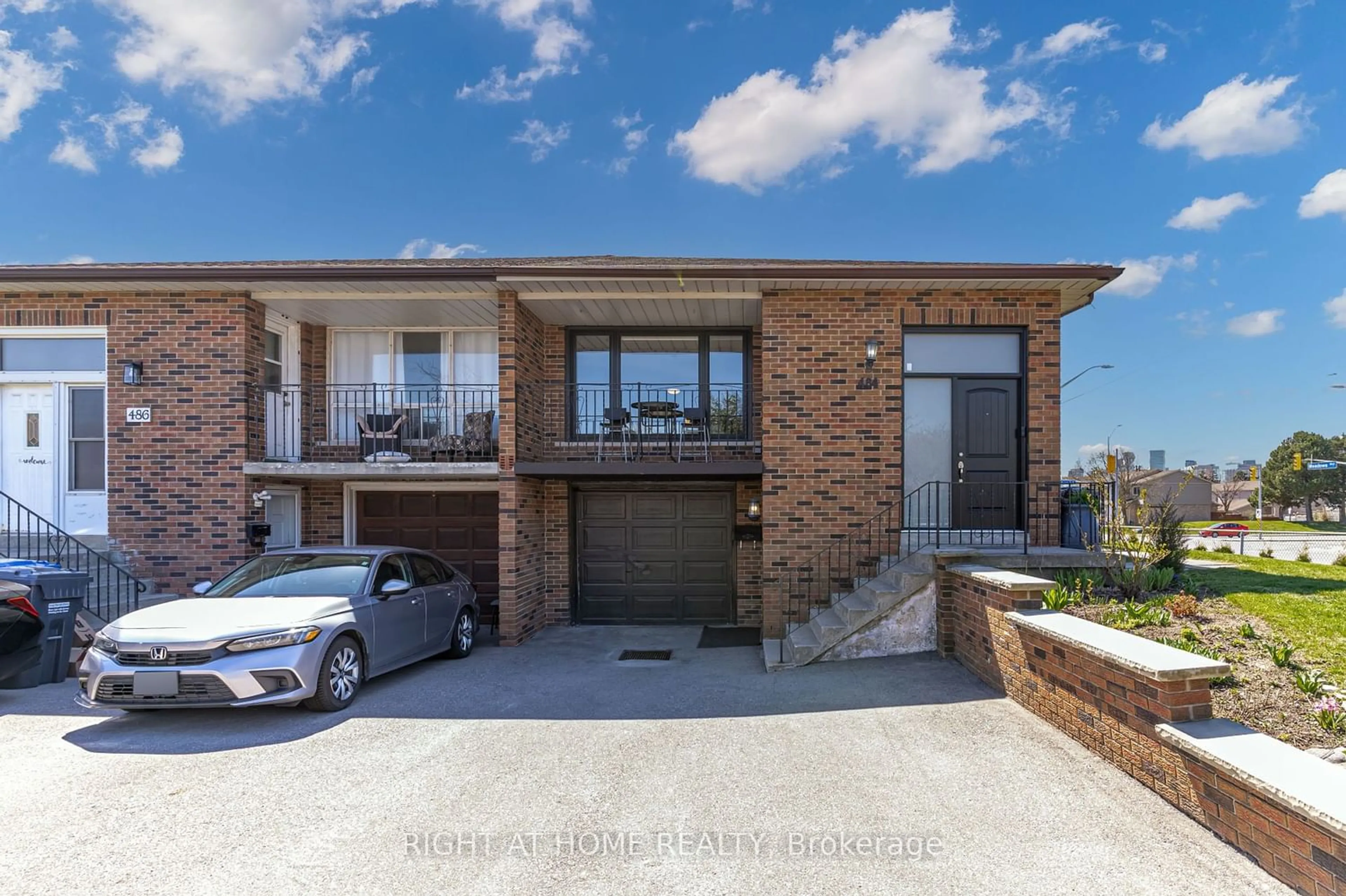 Home with brick exterior material for 484 Kelvedon Mews, Mississauga Ontario L4Z 1G4