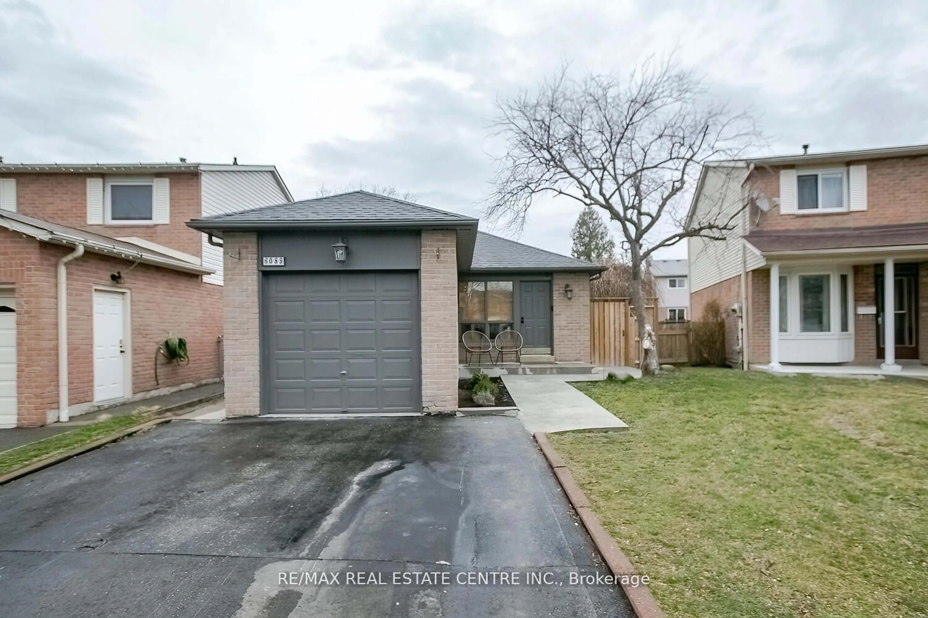 Frontside or backside of a home for 6089 Fullerton Cres, Mississauga Ontario L5N 3A3