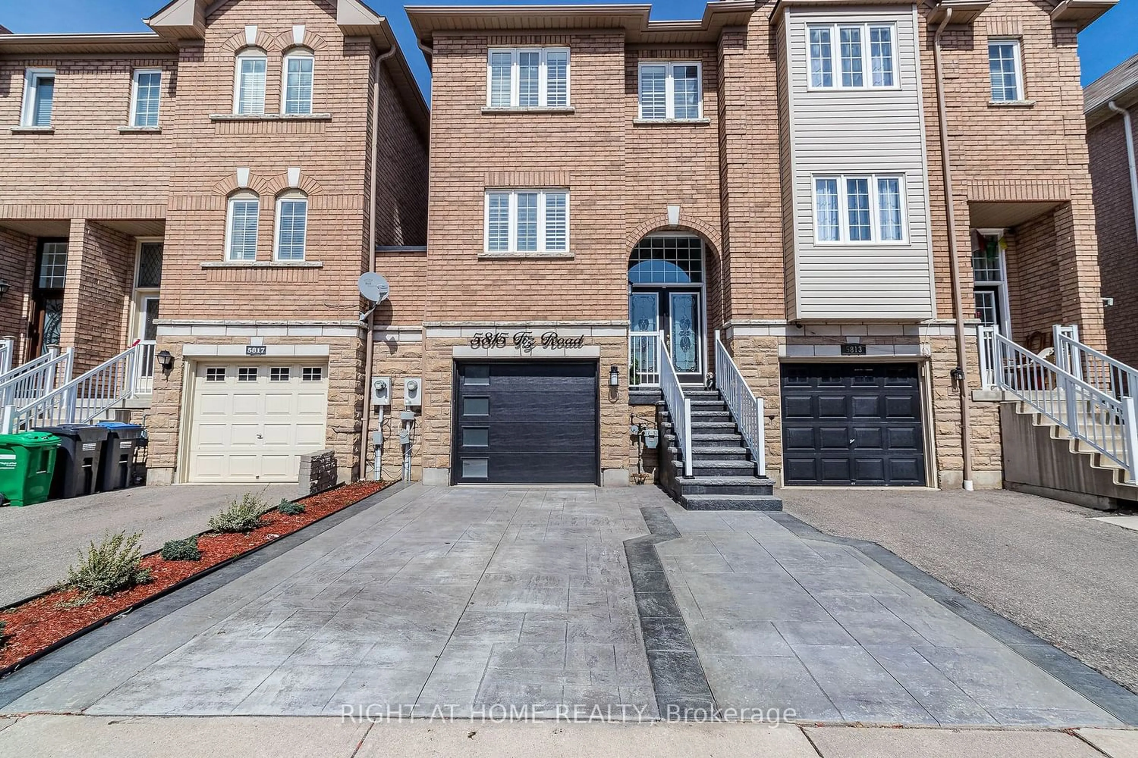 Home with brick exterior material for 5815 Tiz Rd, Mississauga Ontario L5R 0B6