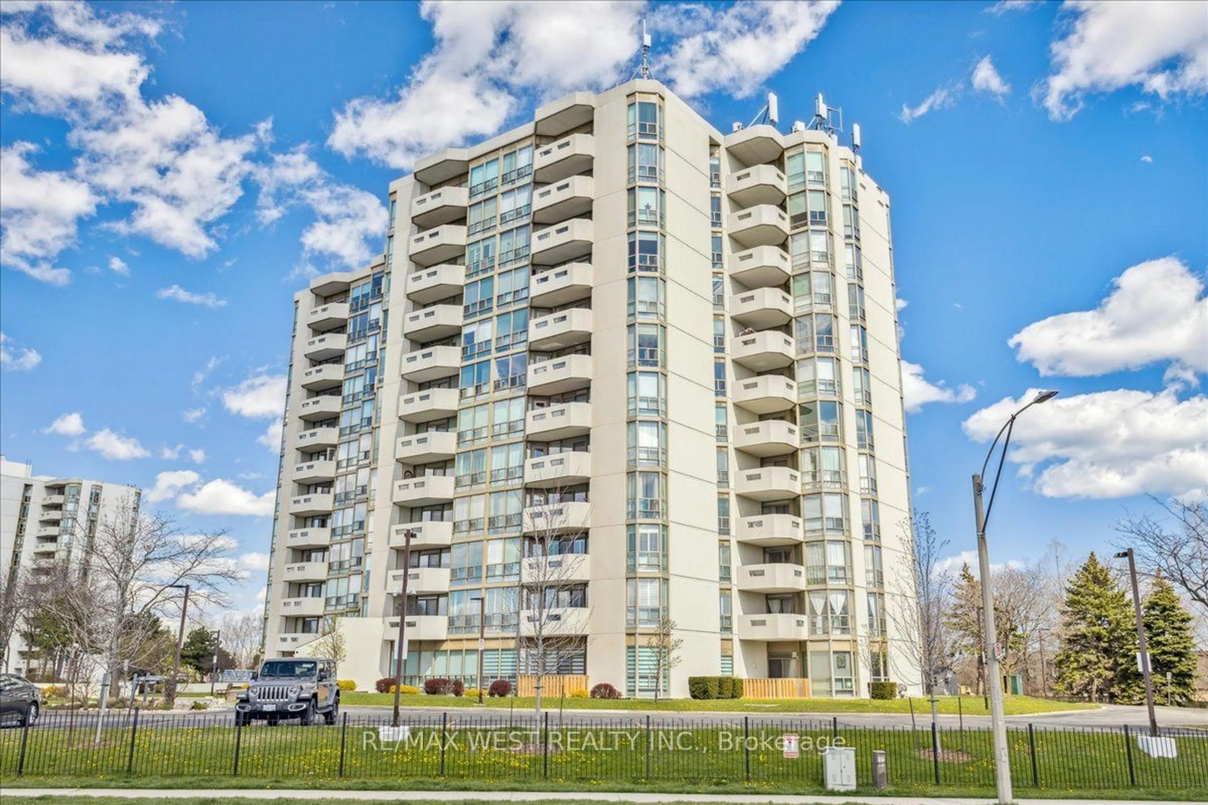 A pic from exterior of the house or condo for 5070 Pinedale Ave #908, Burlington Ontario L7L 5V6