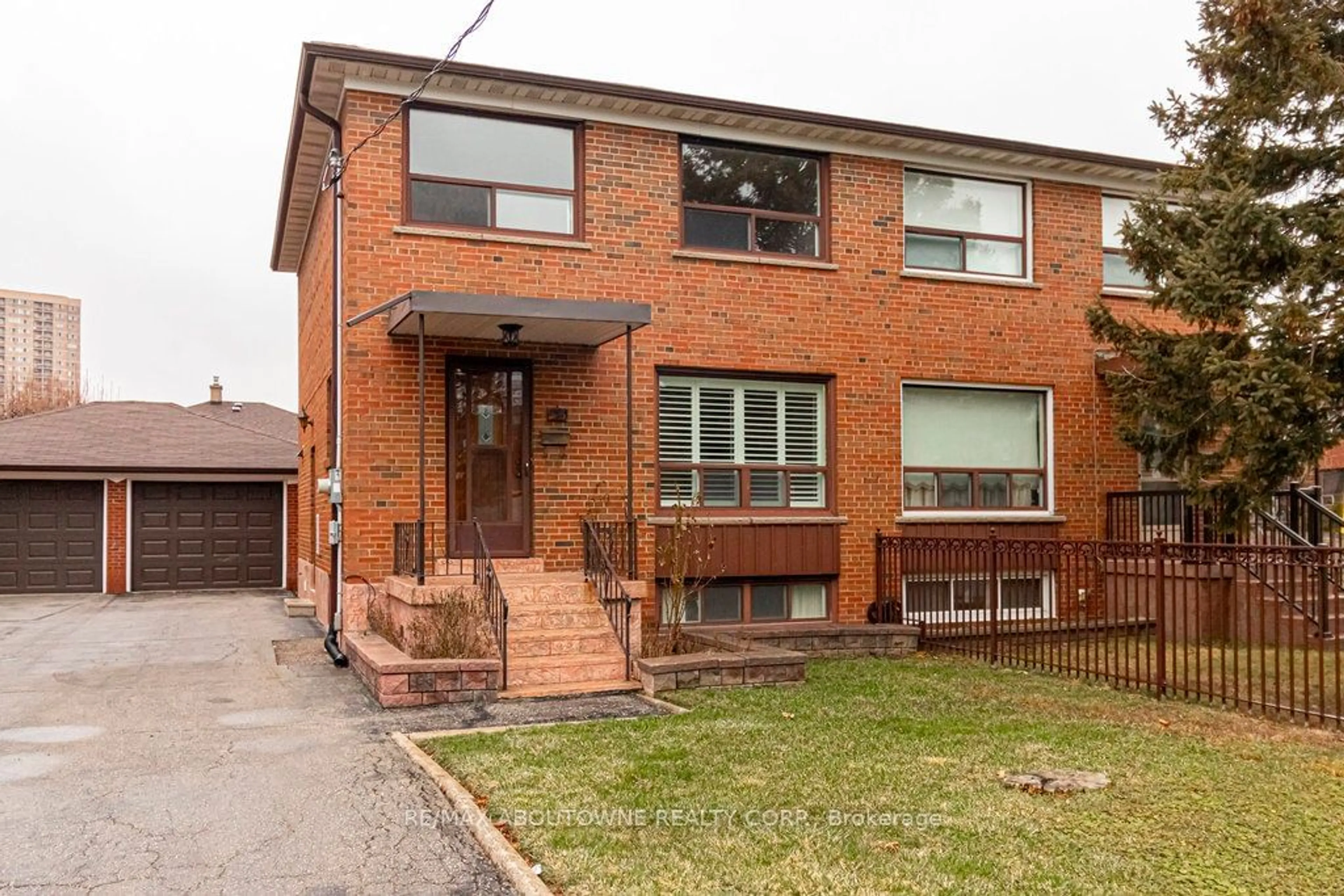 A pic from exterior of the house or condo for 55 Marlington Cres, Toronto Ontario M3L 1K3