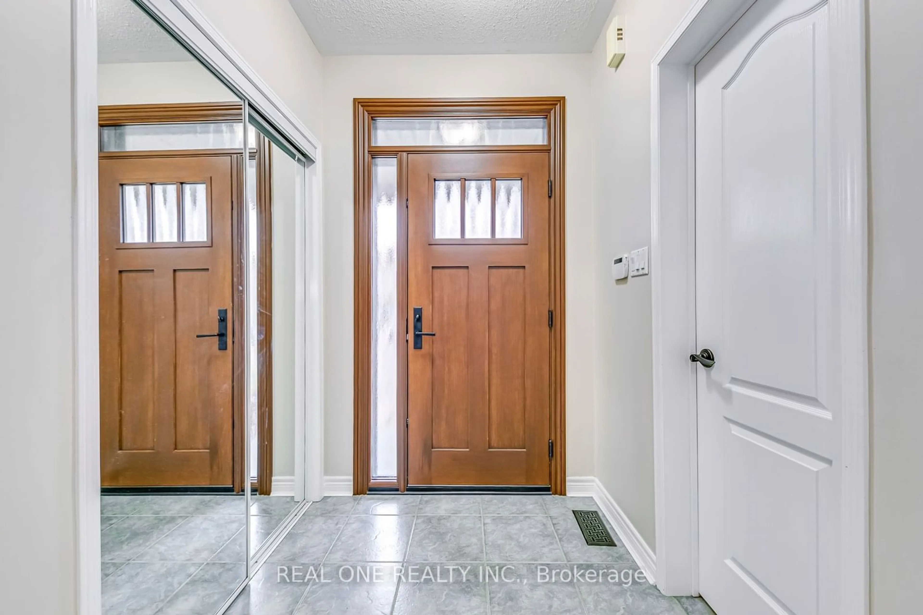 Indoor entryway for 3754 Brinwood Gate, Mississauga Ontario L5M 7G9