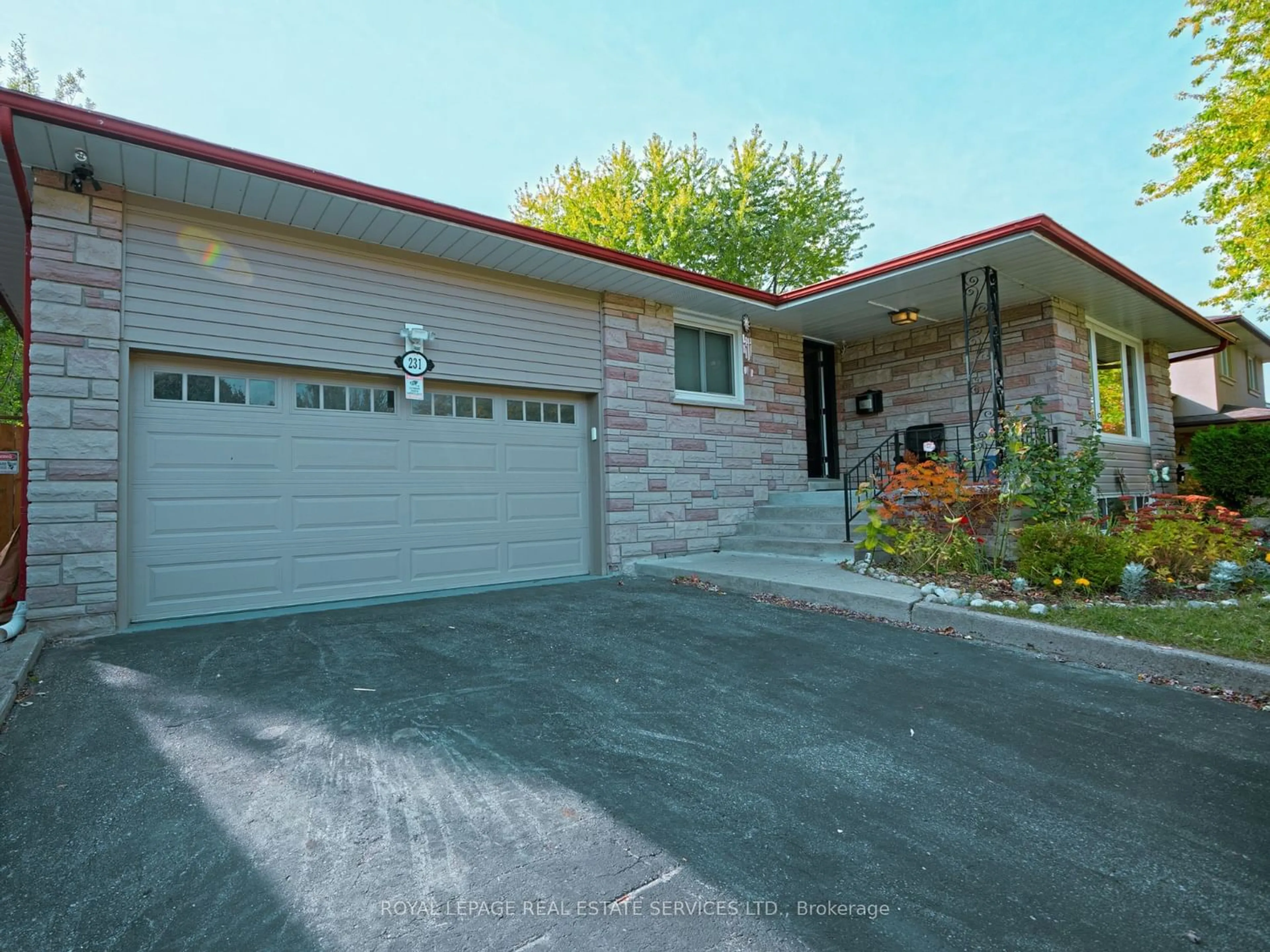 Frontside or backside of a home for 231 Elizabeth St, Brampton Ontario L6Y 1S2