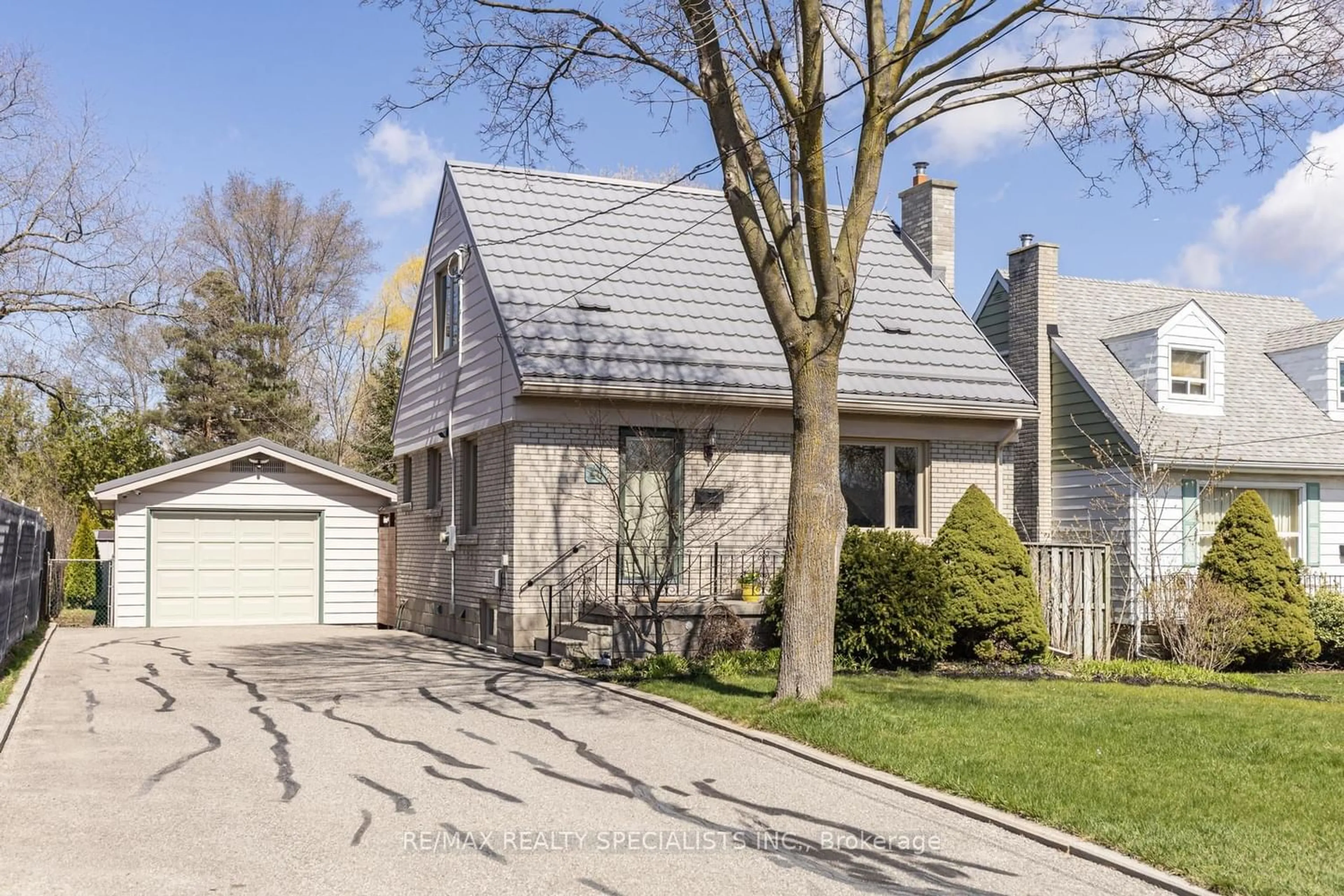 Frontside or backside of a home for 40 River Rd, Mississauga Ontario L5M 1R7