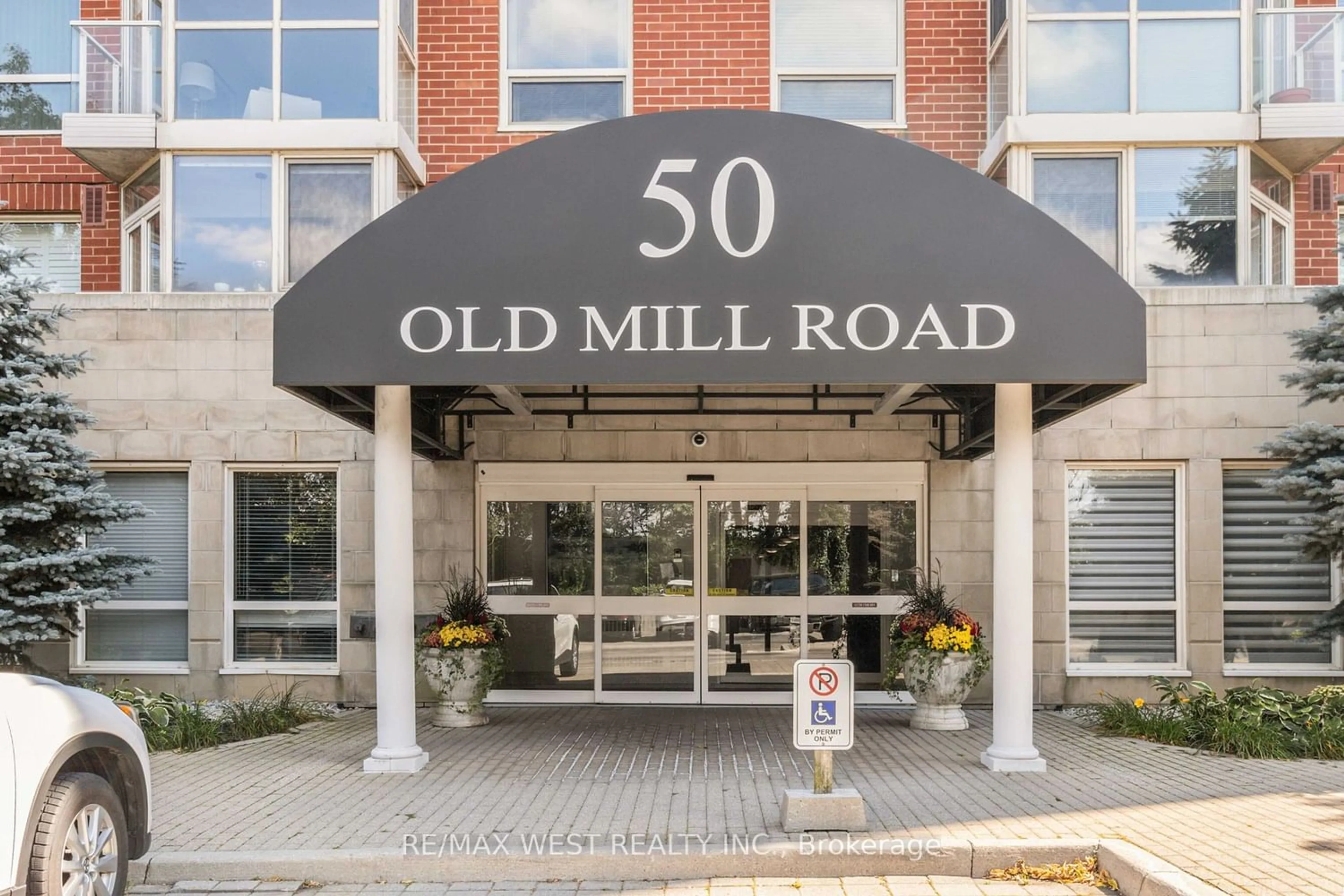 A pic from exterior of the house or condo for 50 Old Mill Rd #905 Ph5, Oakville Ontario L6J 7W1