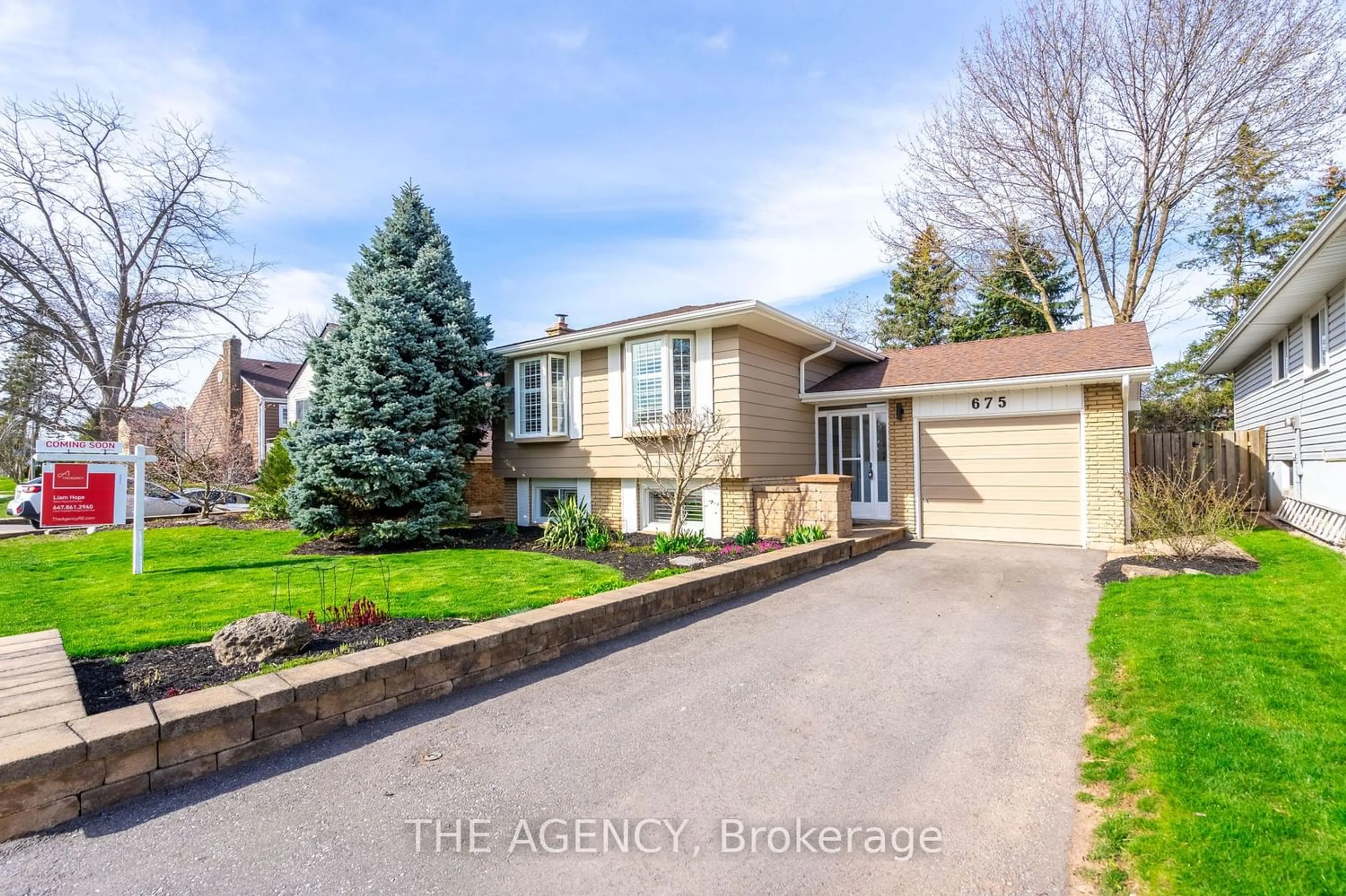 Frontside or backside of a home for 675 Woodview Rd, Burlington Ontario L7N 3A4