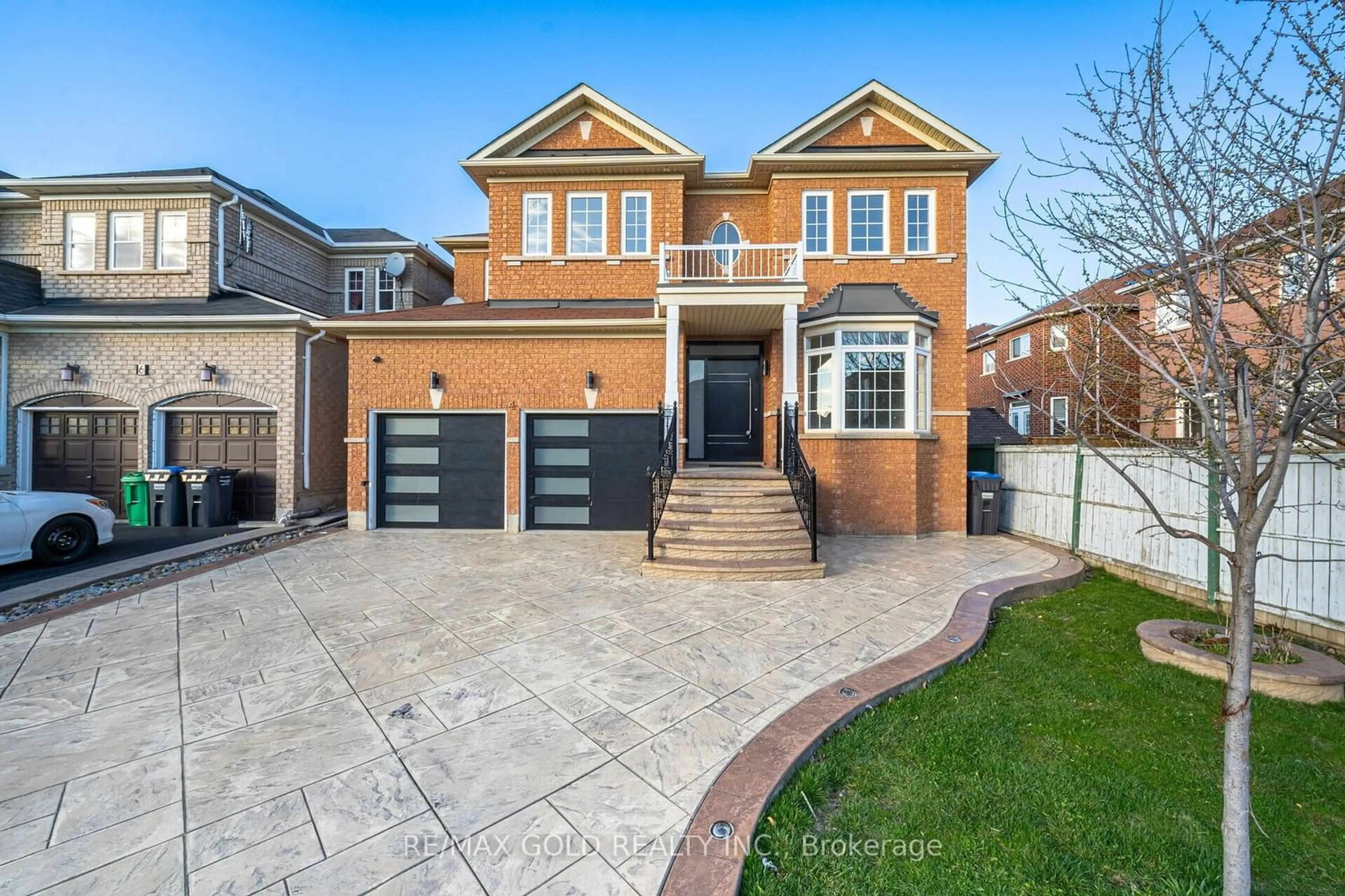 Home with brick exterior material for 4 Nomad Cres, Brampton Ontario L6Y 5N5