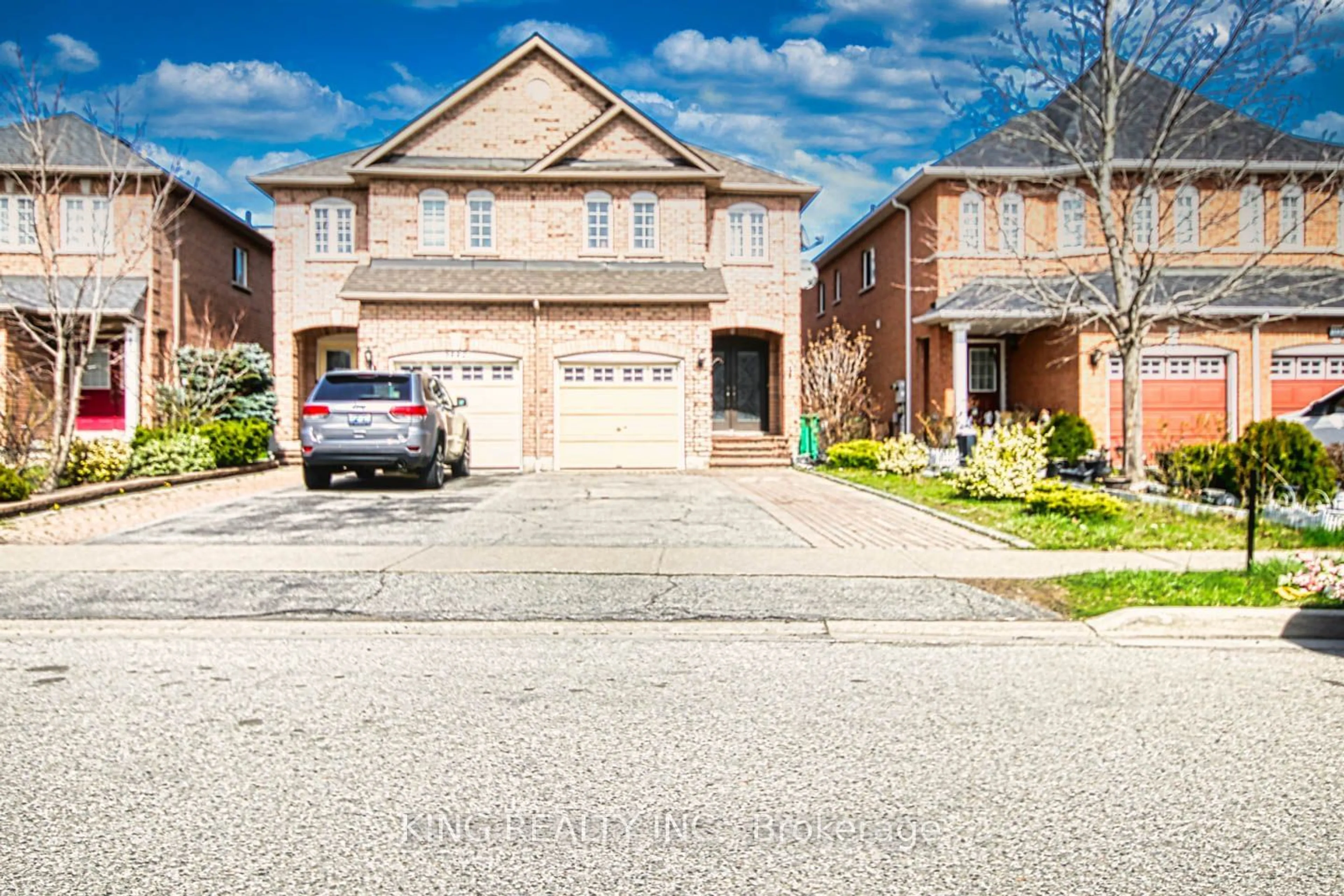 A pic from exterior of the house or condo for 5665 Volpe Ave, Mississauga Ontario L5V 3A5