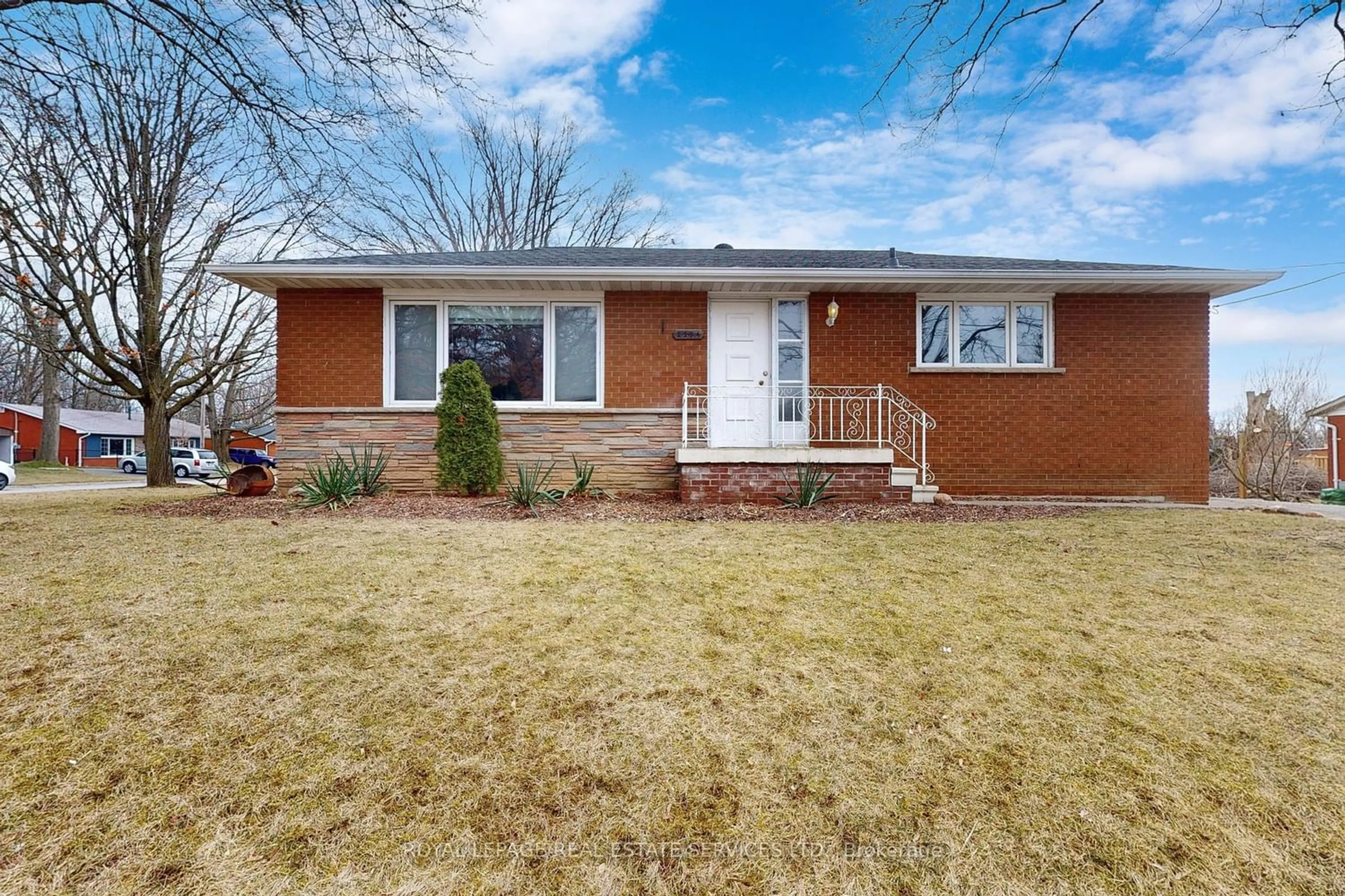 Home with brick exterior material for 2214 Mount Forest Dr, Burlington Ontario L7P 1H9