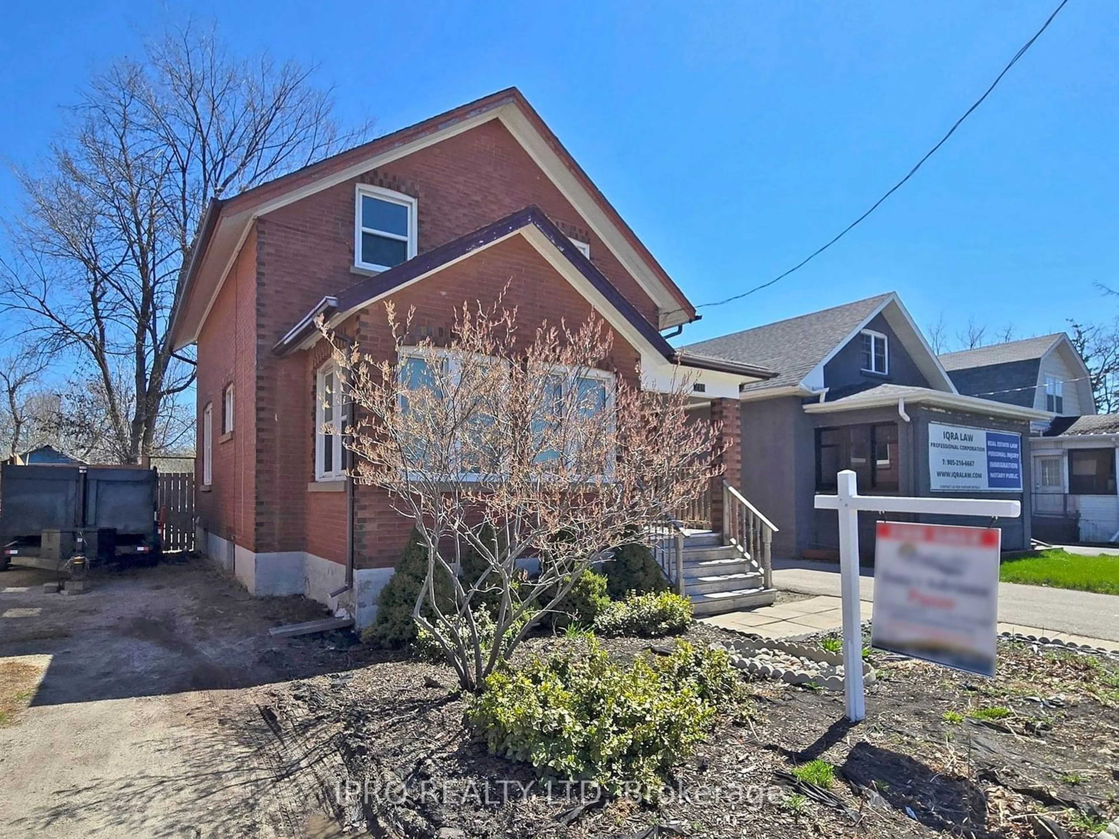 Frontside or backside of a home for 219 Queen St, Brampton Ontario L6Y 1M6