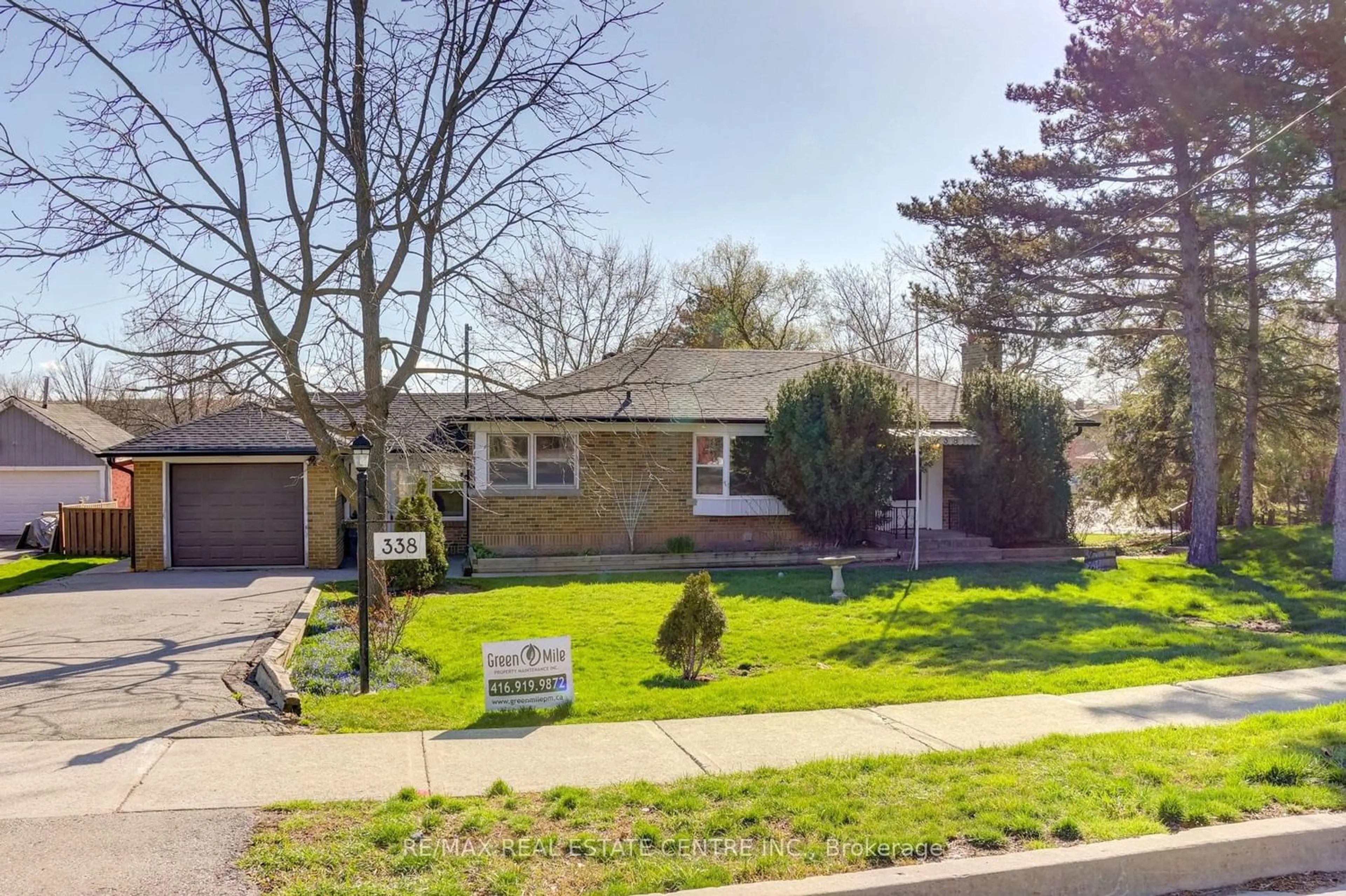 Frontside or backside of a home for 338 Queen St, Mississauga Ontario L5M 1M2