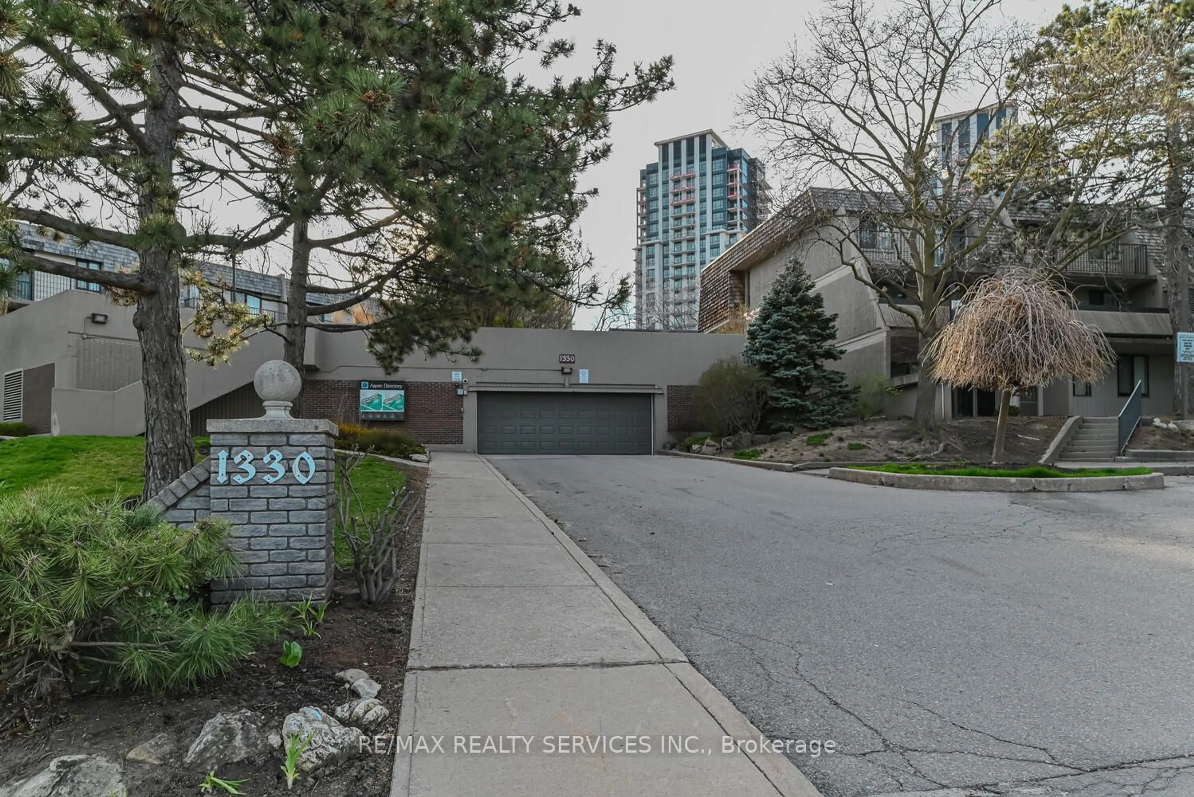 A pic from exterior of the house or condo for 1330 Mississauga Valleys Blvd #64, Mississauga Ontario L5A 3T1