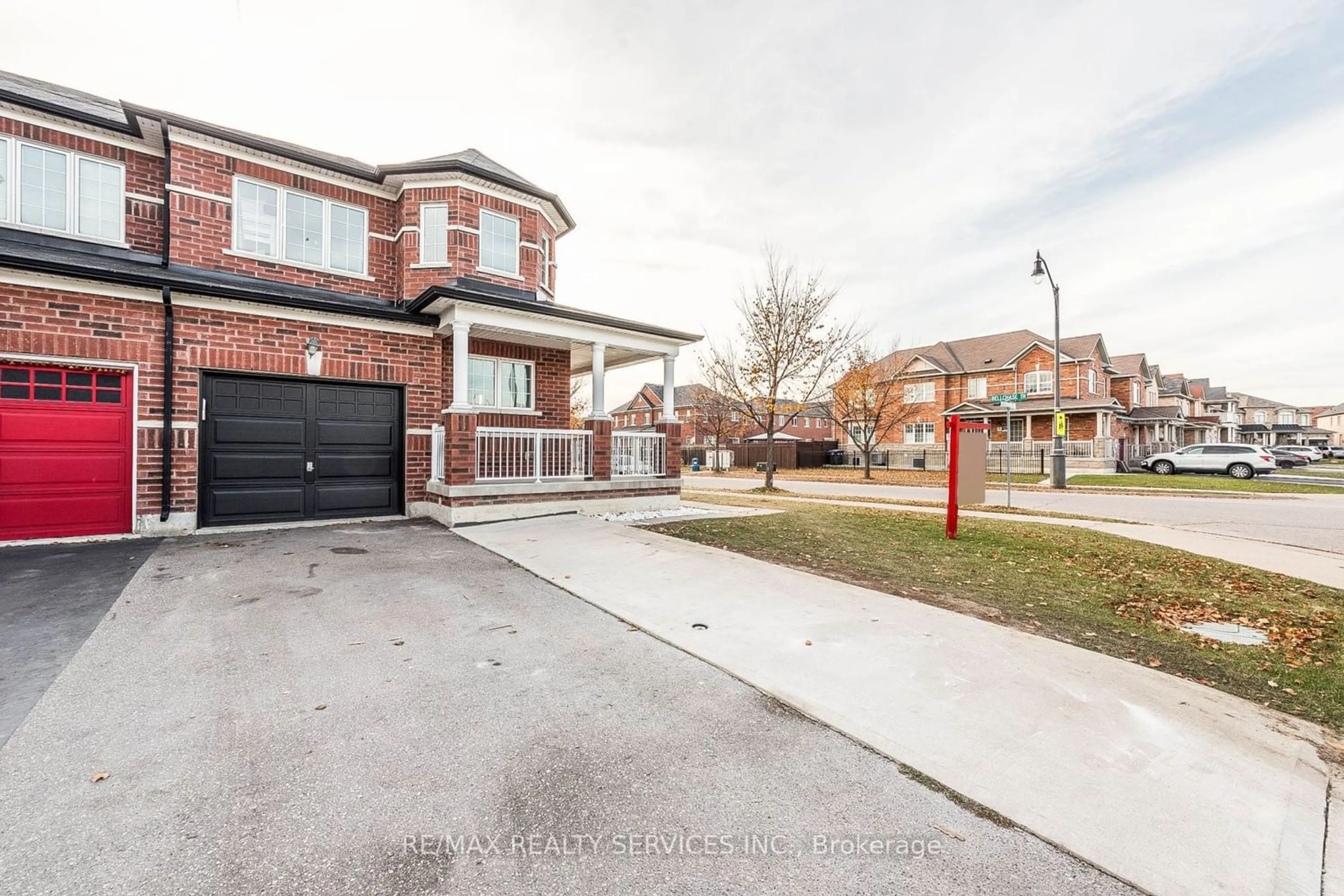 Frontside or backside of a home for 2 Burnstown Circ, Brampton Ontario L6P 3M1