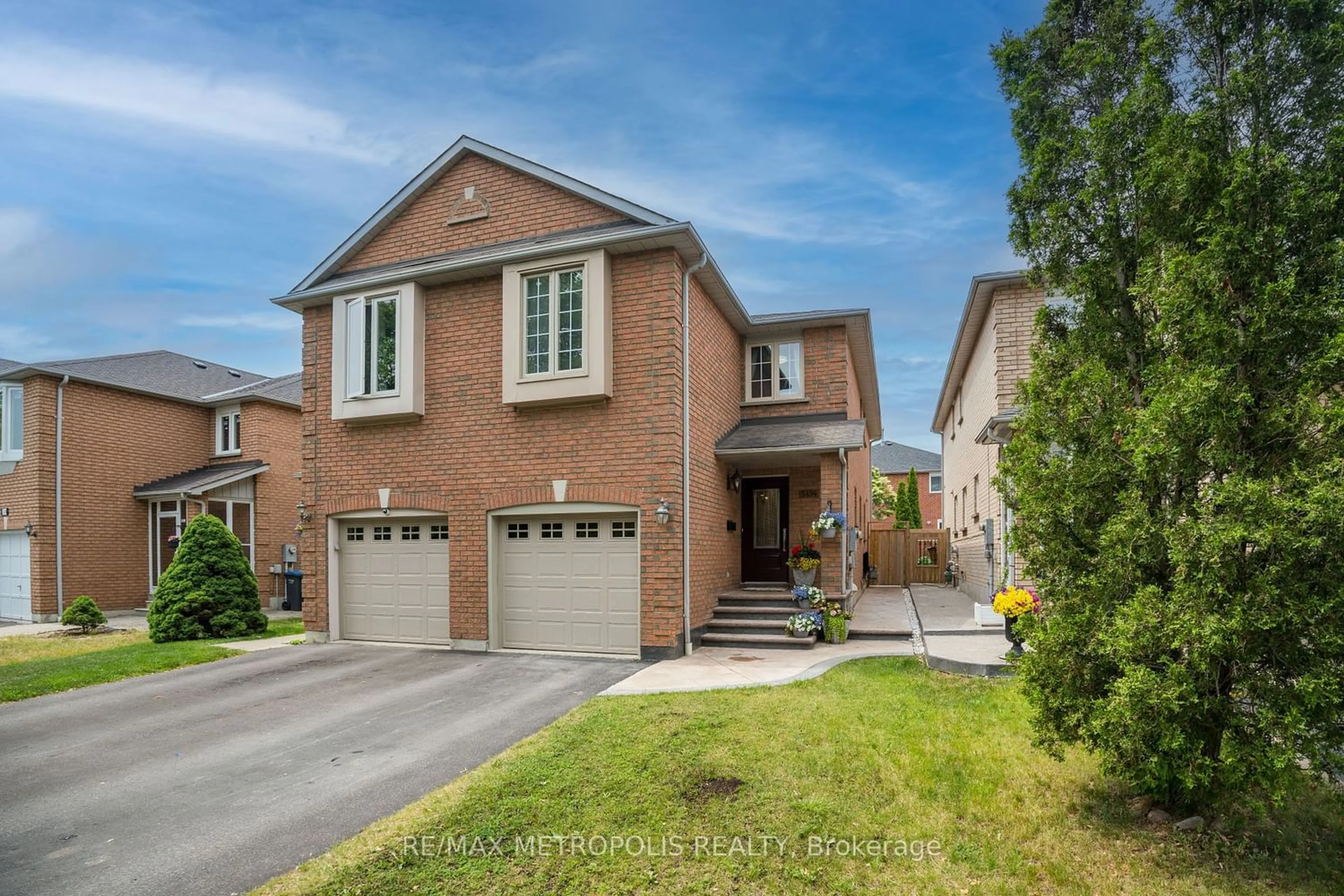 Home with brick exterior material for 5494 Cosmic Cres, Mississauga Ontario L4Z 3R8