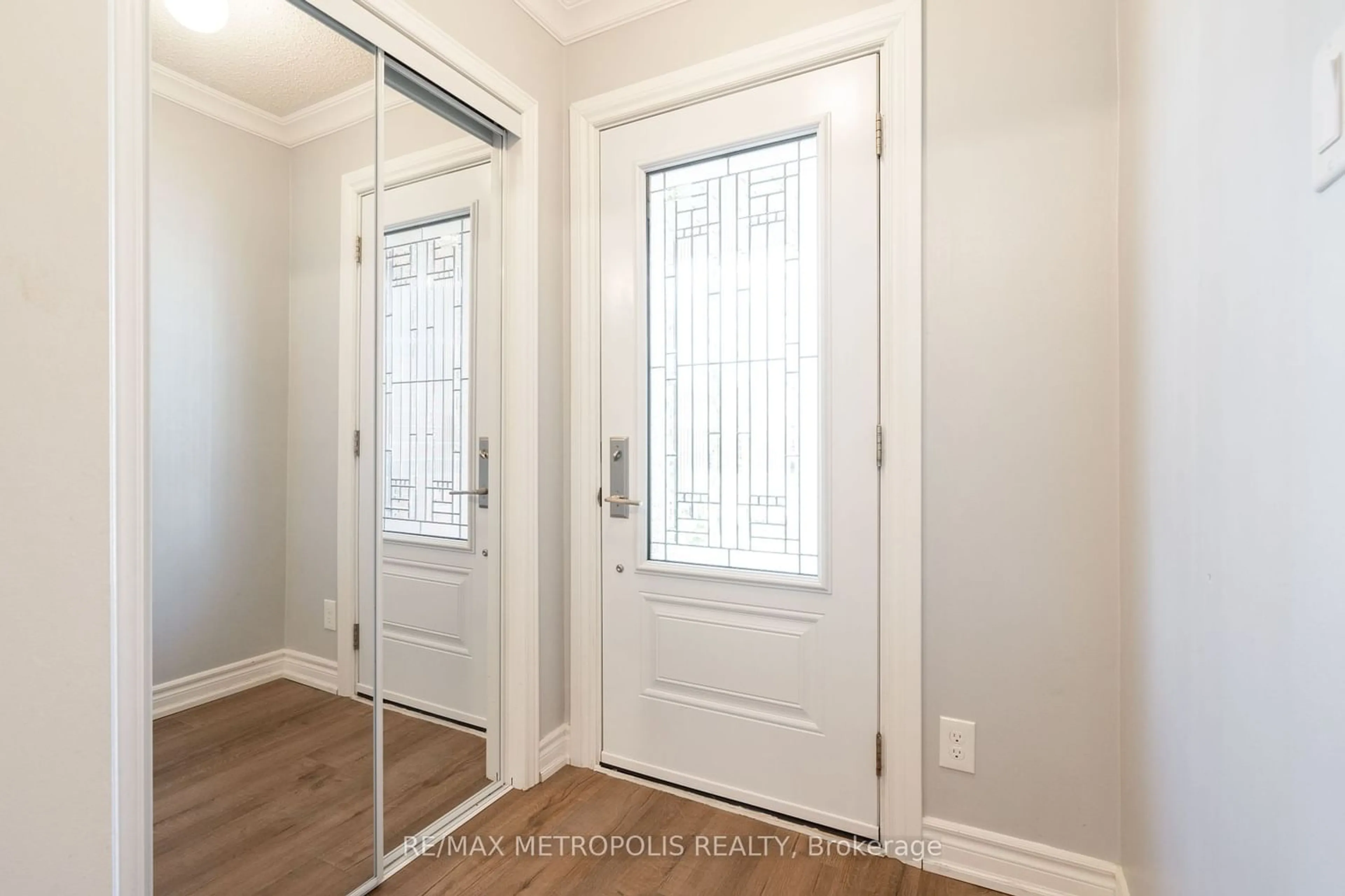 Indoor entryway for 5494 Cosmic Cres, Mississauga Ontario L4Z 3R8
