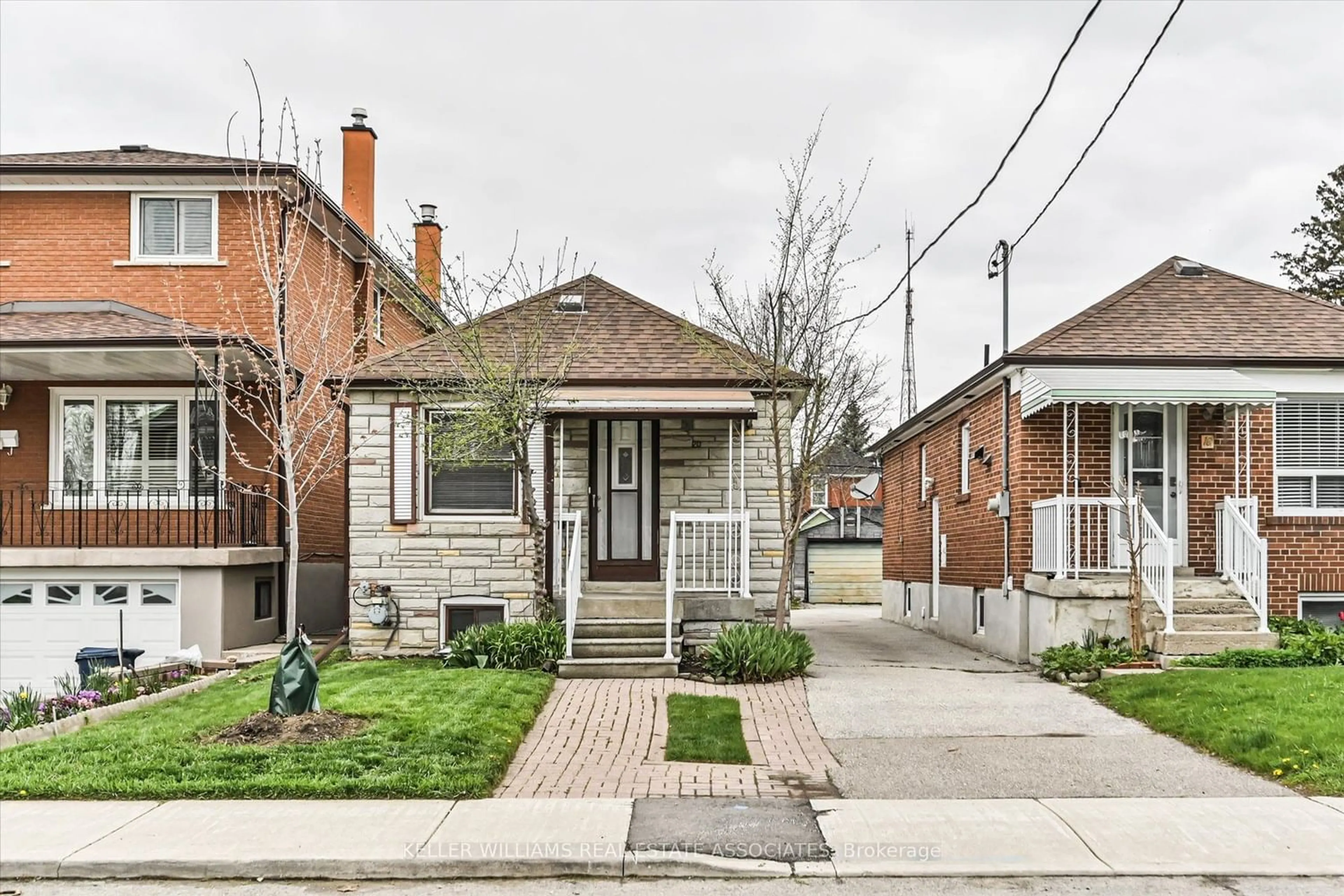 Frontside or backside of a home for 20 East Dr, Toronto Ontario M6N 2N7
