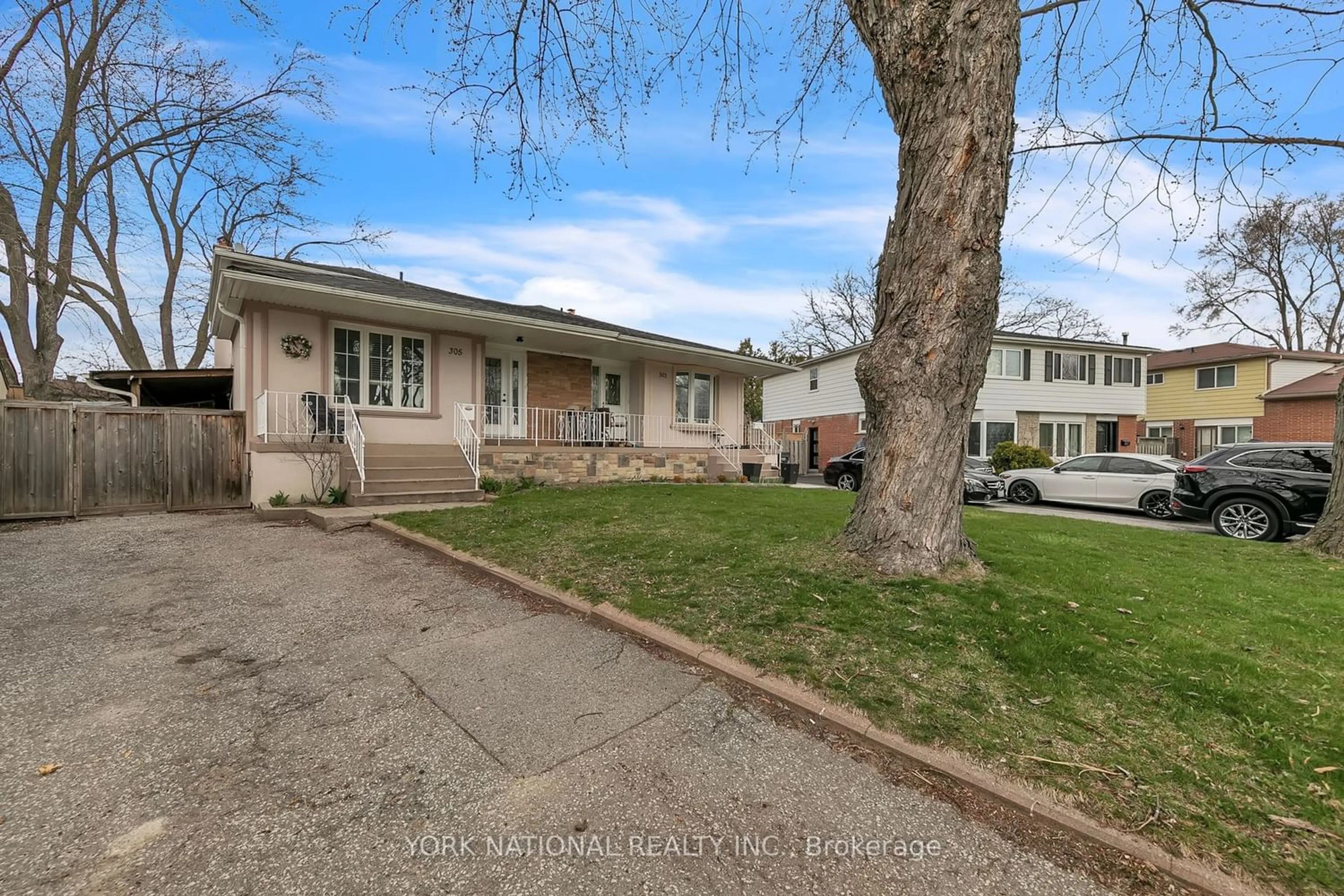 Frontside or backside of a home for 305 Montego Rd, Mississauga Ontario L5B 1C6