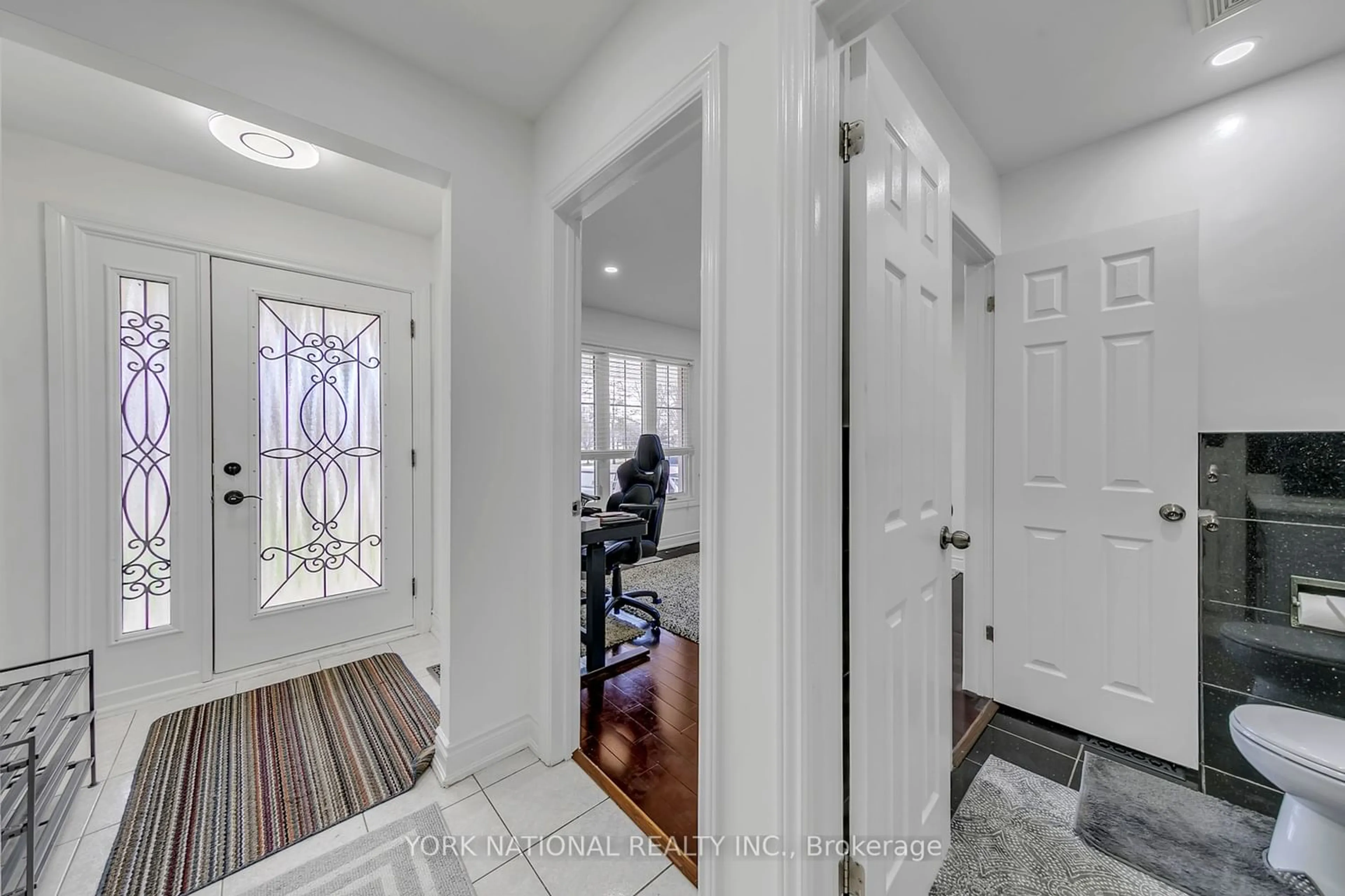 Indoor entryway for 305 Montego Rd, Mississauga Ontario L5B 1C6