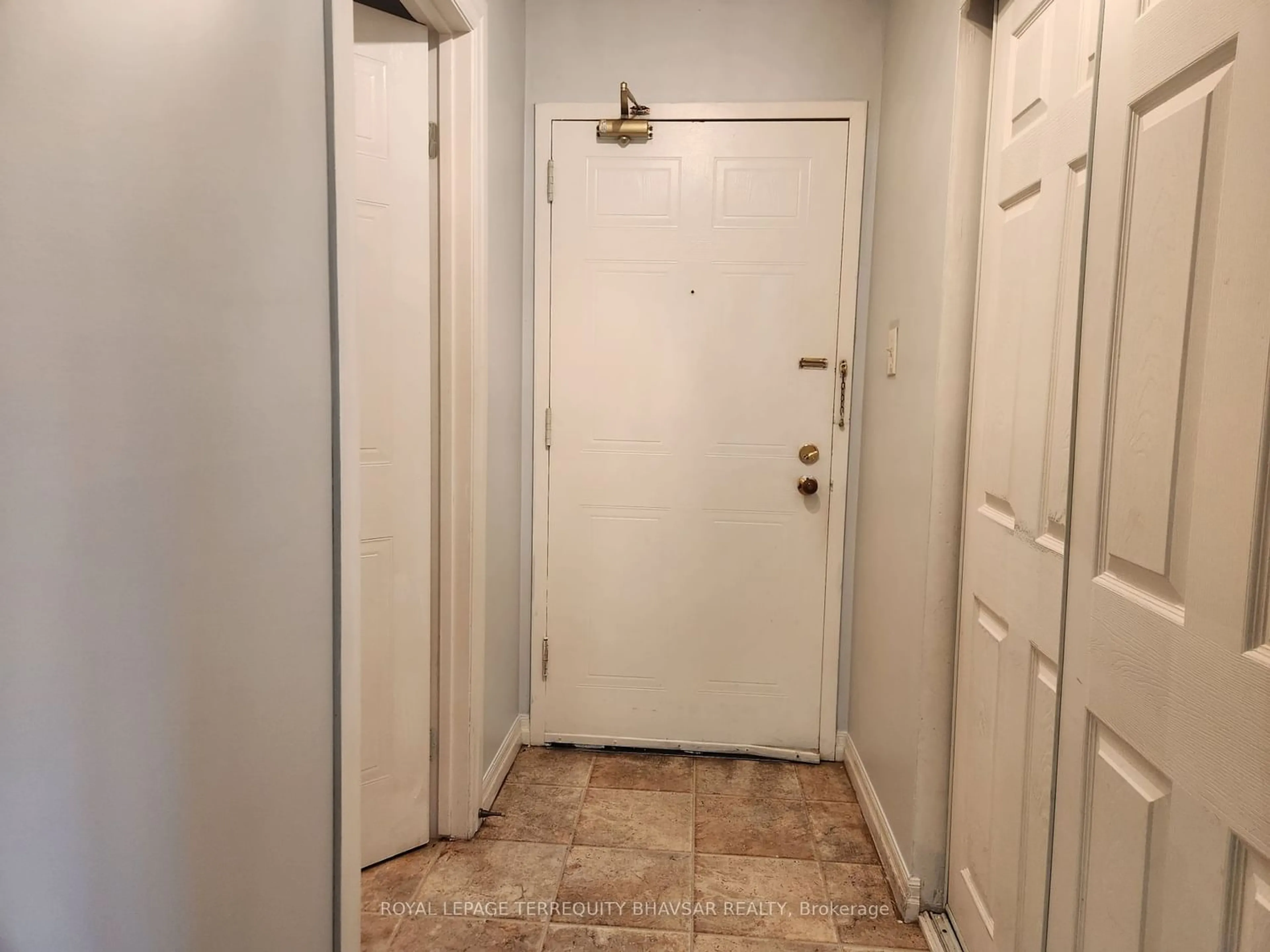 Indoor entryway for 95 Trailwood Dr #822, Mississauga Ontario L4Z 3L2