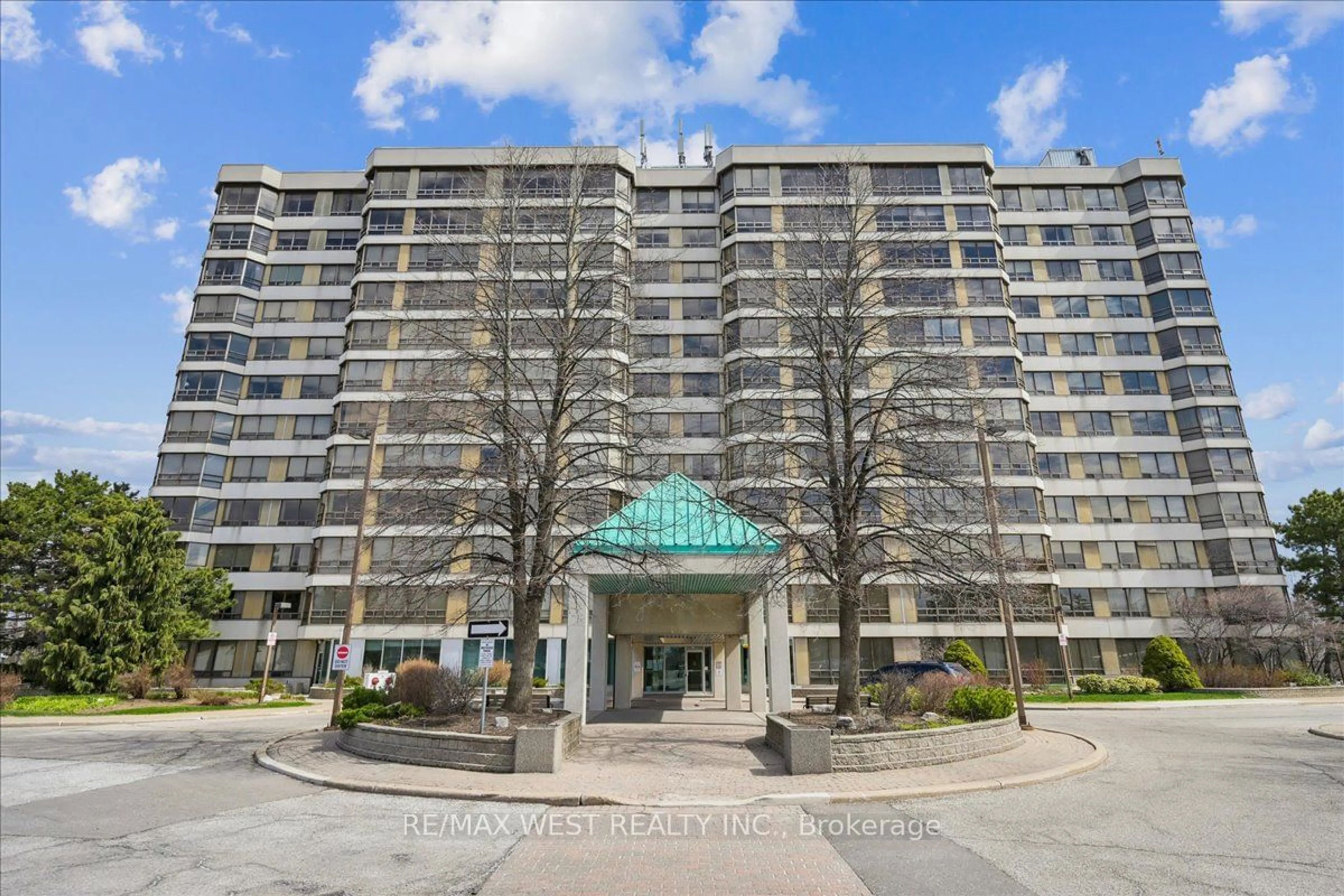 A pic from exterior of the house or condo for 310 Mill St #807, Brampton Ontario L6Y 3B1