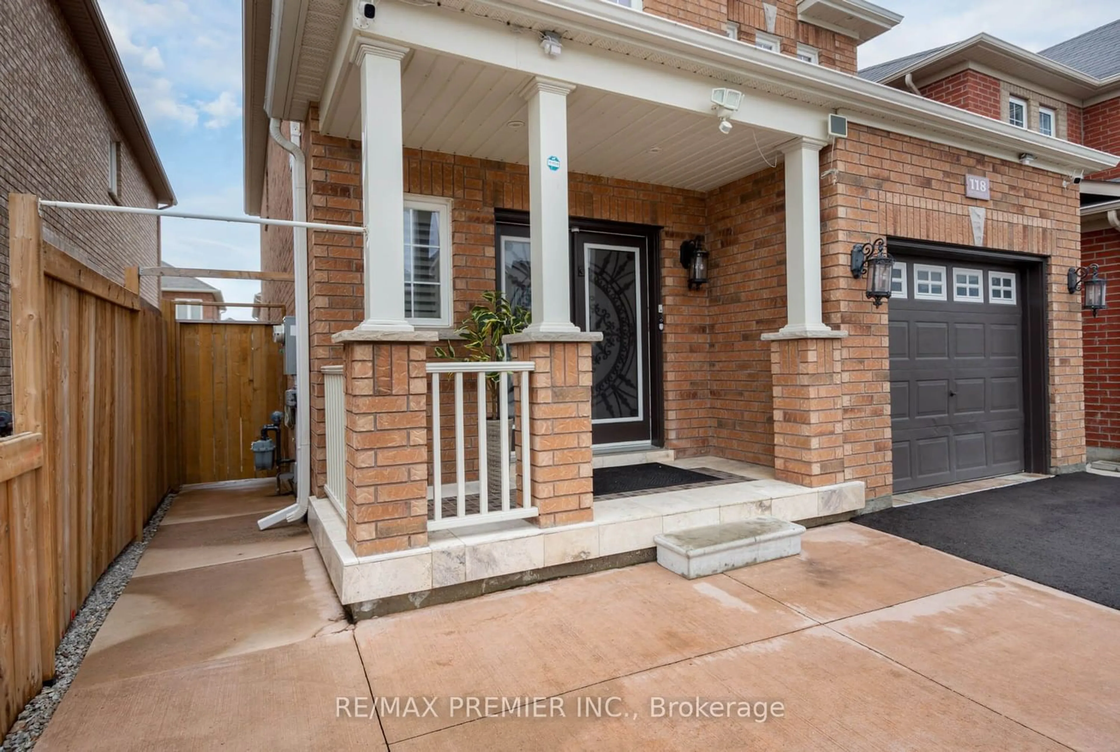 Home with brick exterior material for 118 Footbridge Cres, Brampton Ontario L6R 0T9