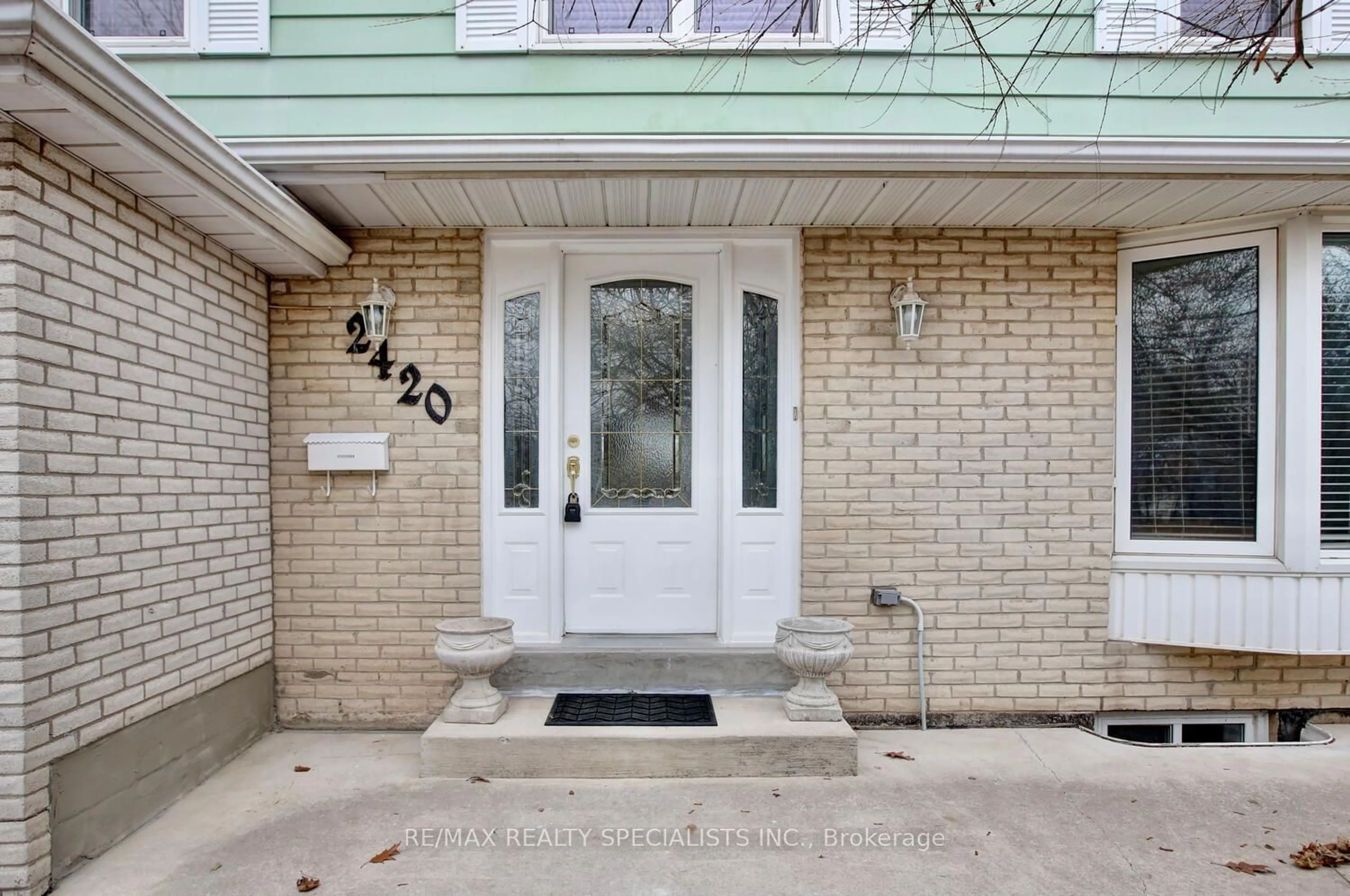 Indoor entryway for 2420 Winthrop Cres, Mississauga Ontario L5K 2A7