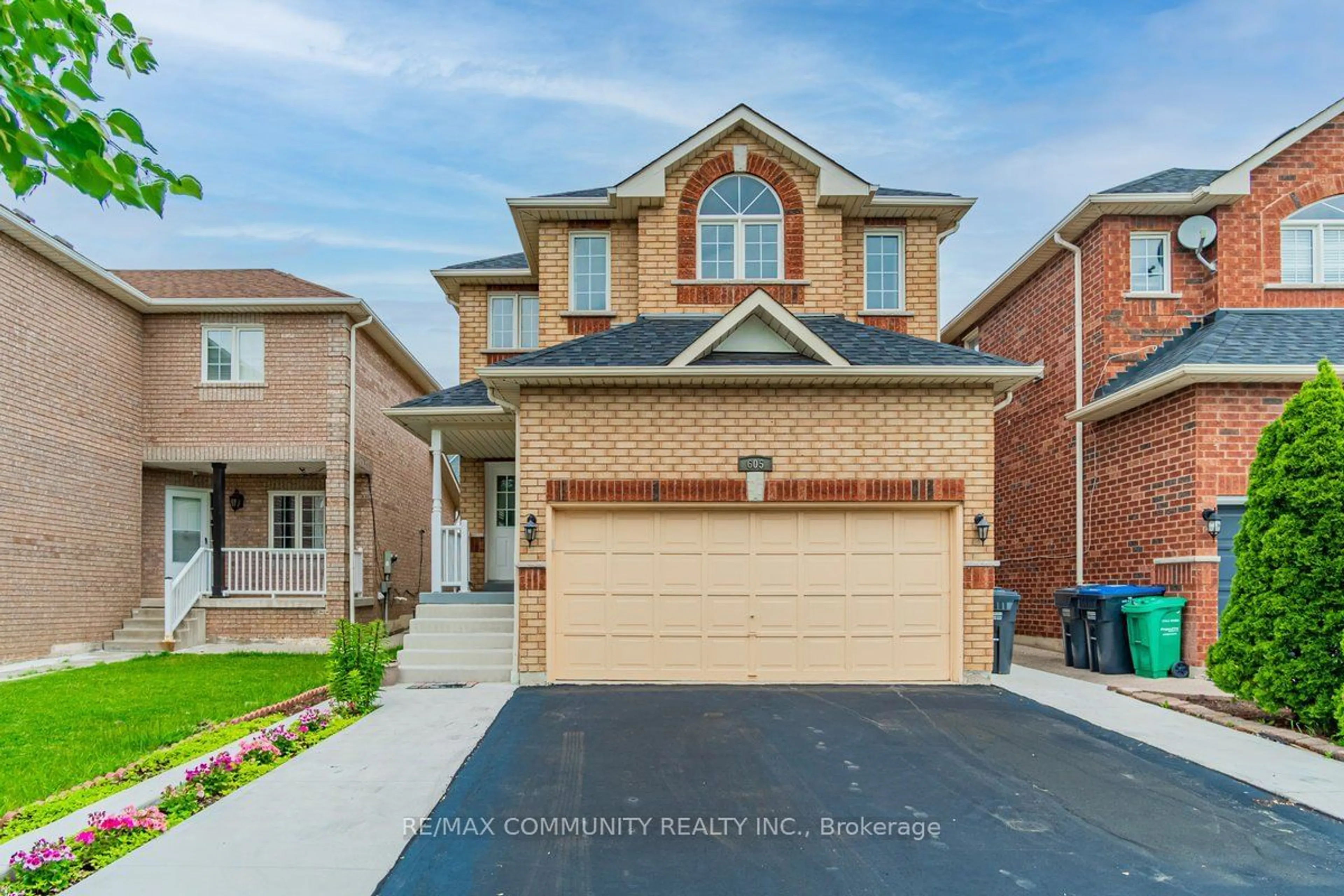 Home with brick exterior material for 605 Matisse Pl, Mississauga Ontario L5W 1K8