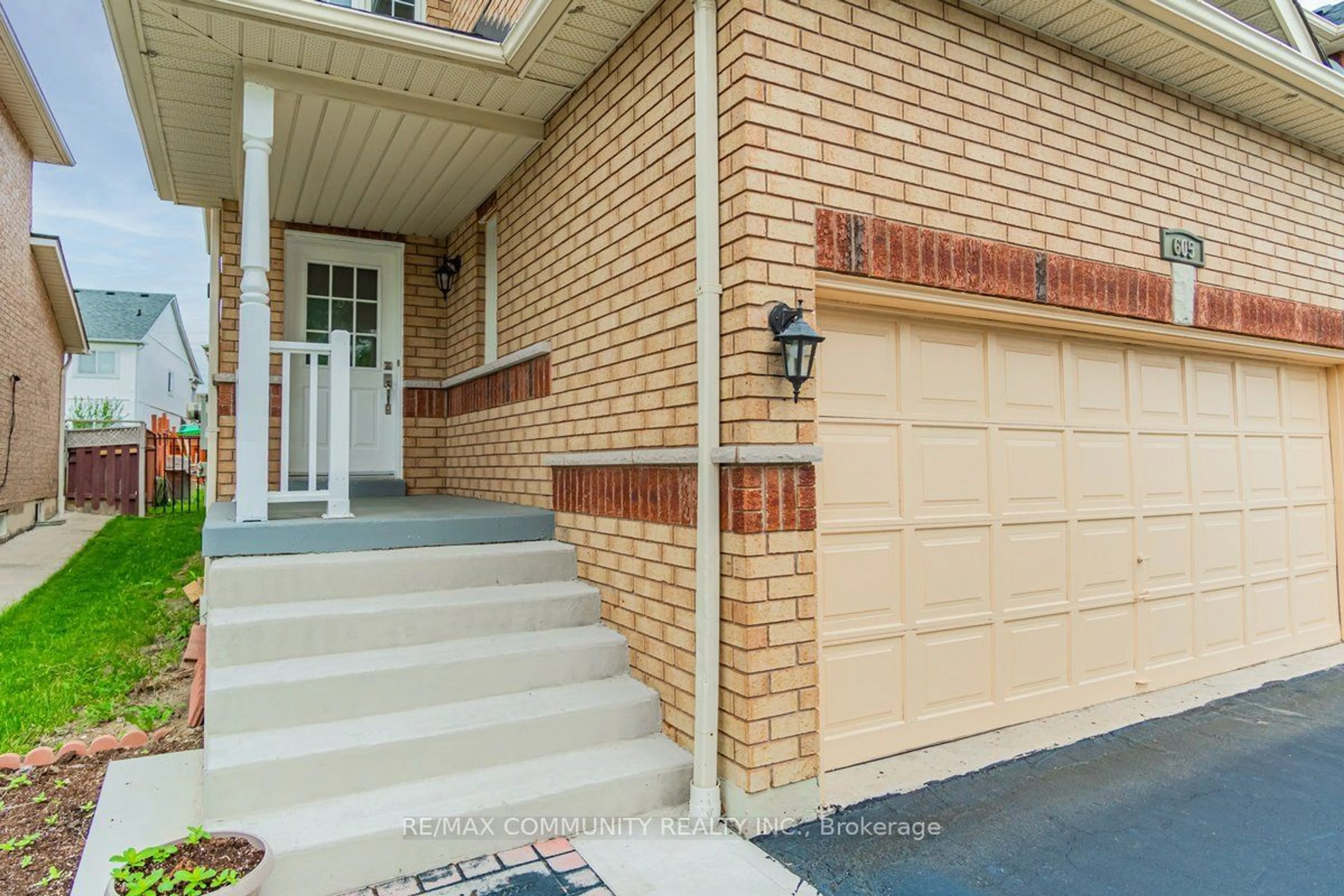 Home with brick exterior material for 605 Matisse Pl, Mississauga Ontario L5W 1K8