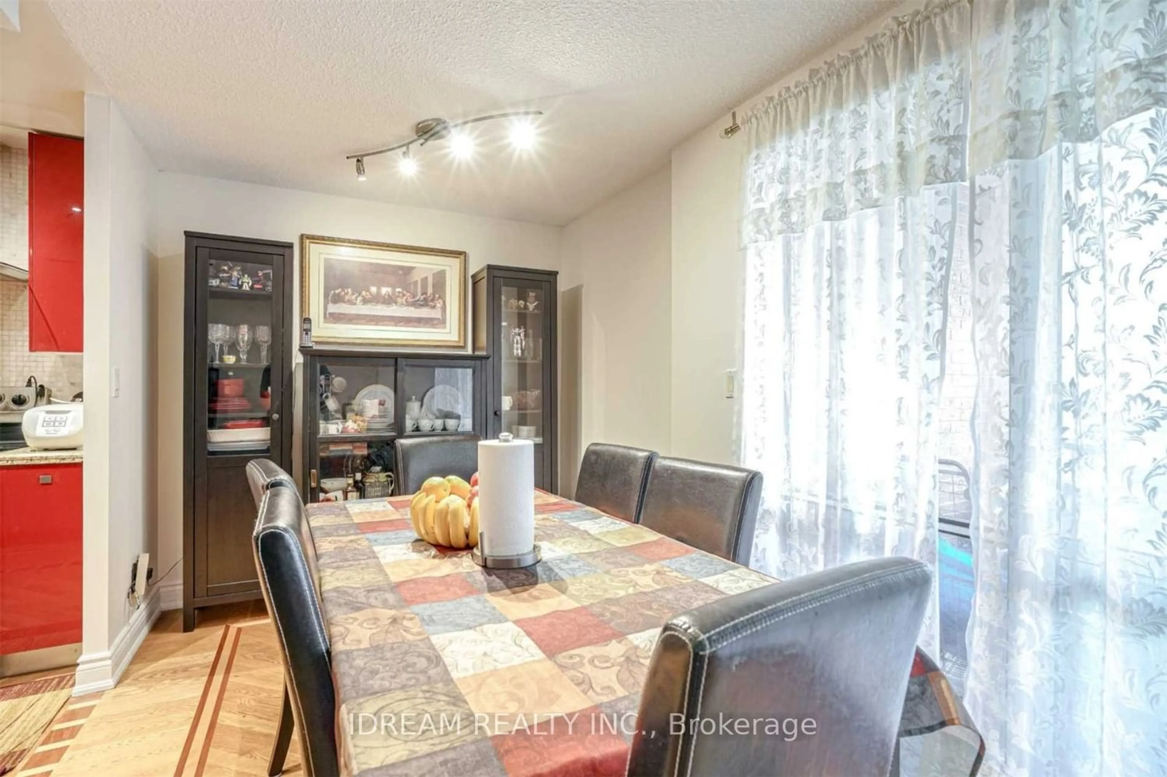 Dining room for 3025 The Credit Woodlands #317, Mississauga Ontario L5C 2V3
