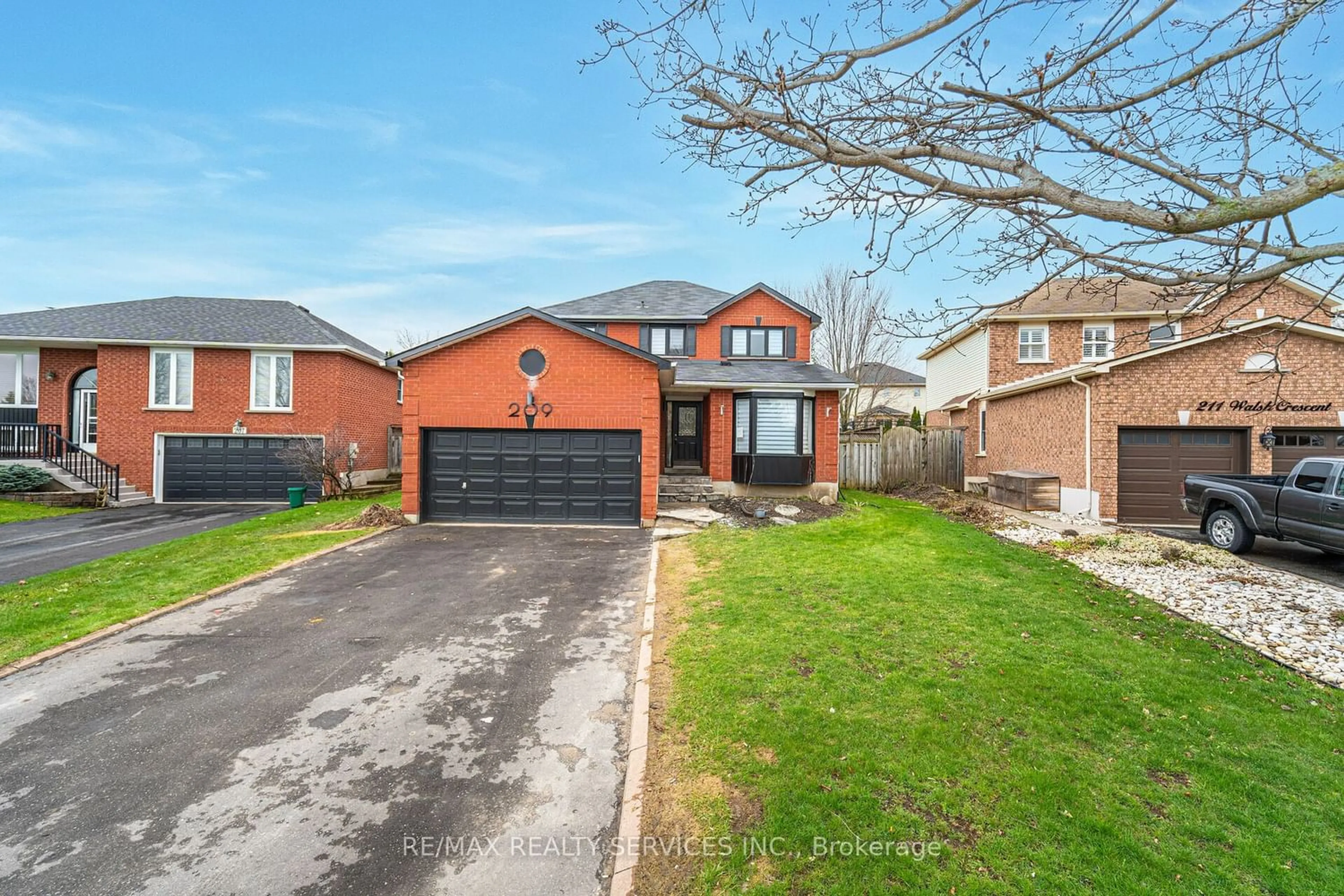 Frontside or backside of a home for 209 Walsh Cres, Orangeville Ontario L9W 4T2