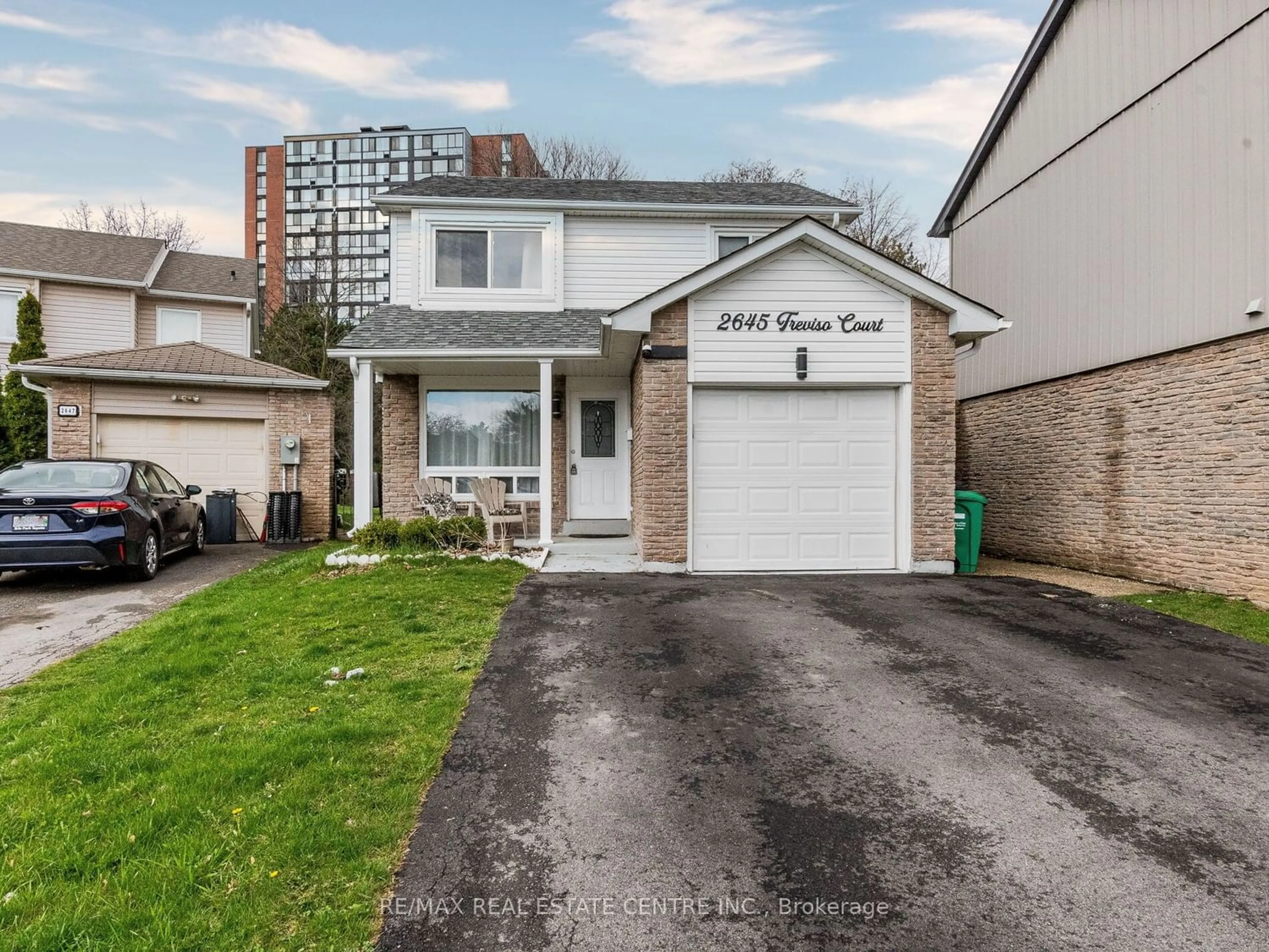 A pic from exterior of the house or condo for 2645 Treviso Crt, Mississauga Ontario L5N 2T3