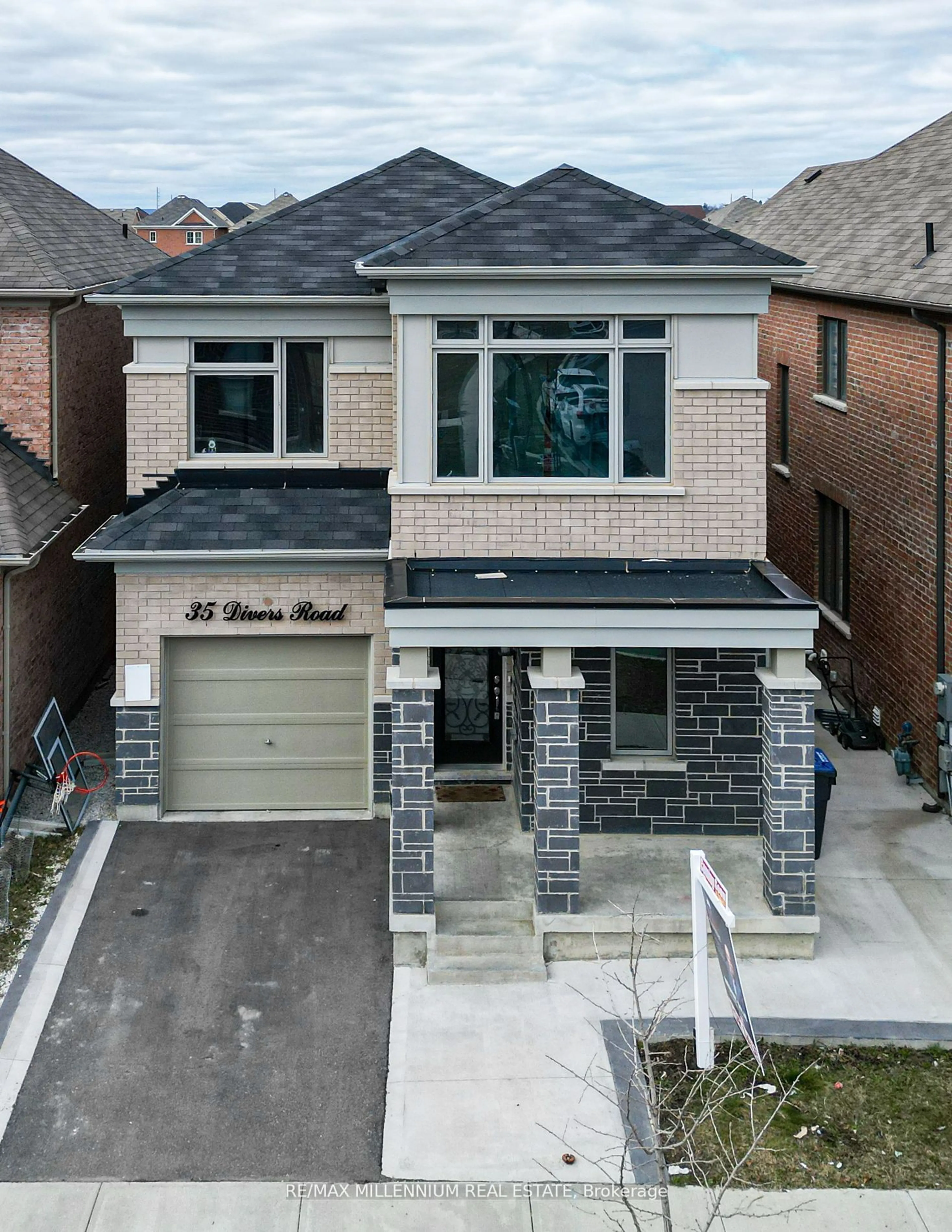 Home with brick exterior material for 35 Divers Rd, Brampton Ontario L7A 5C8