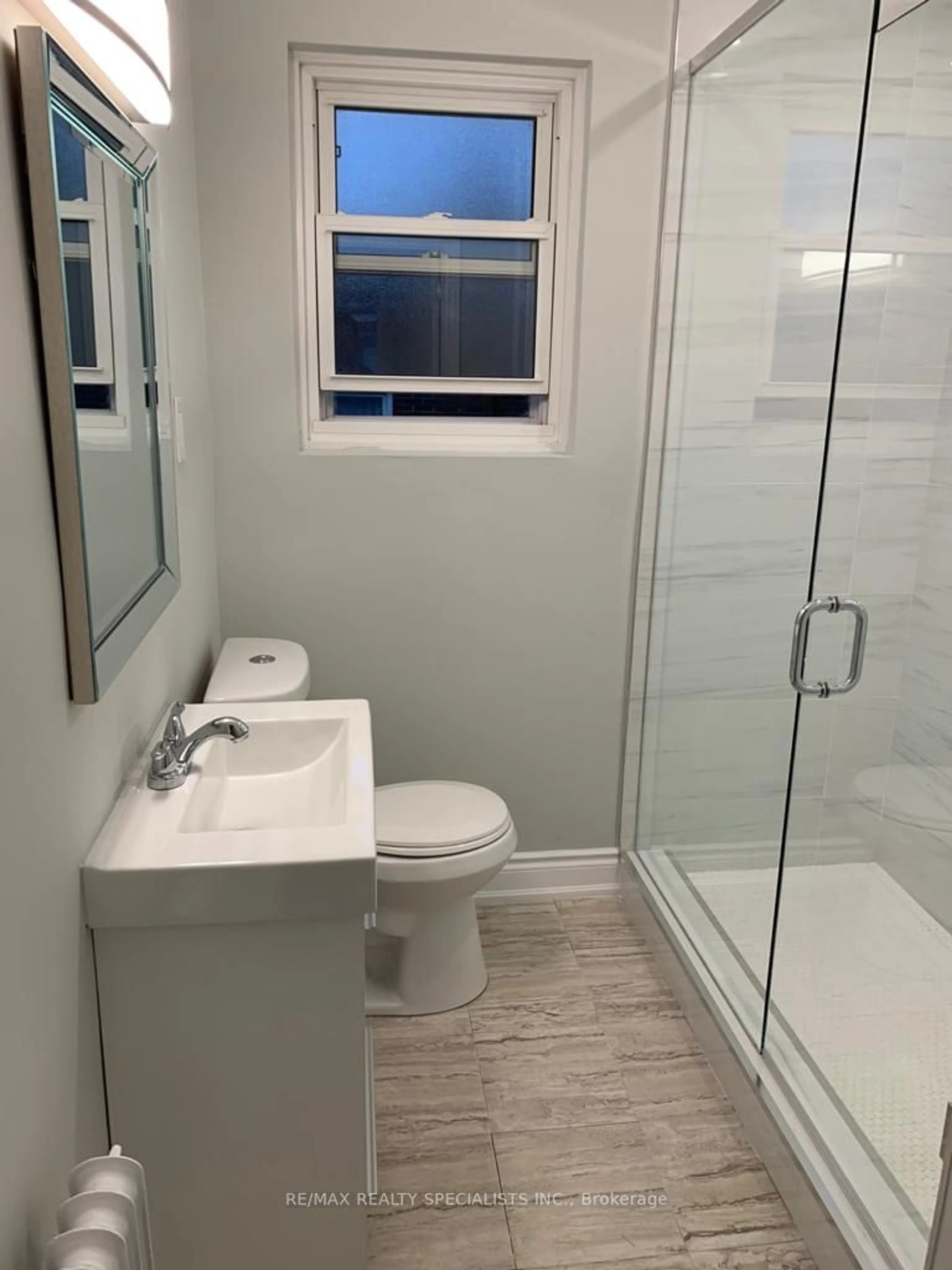 Standard bathroom for 7 Woodlawn Ave, Mississauga Ontario L5G 3K4