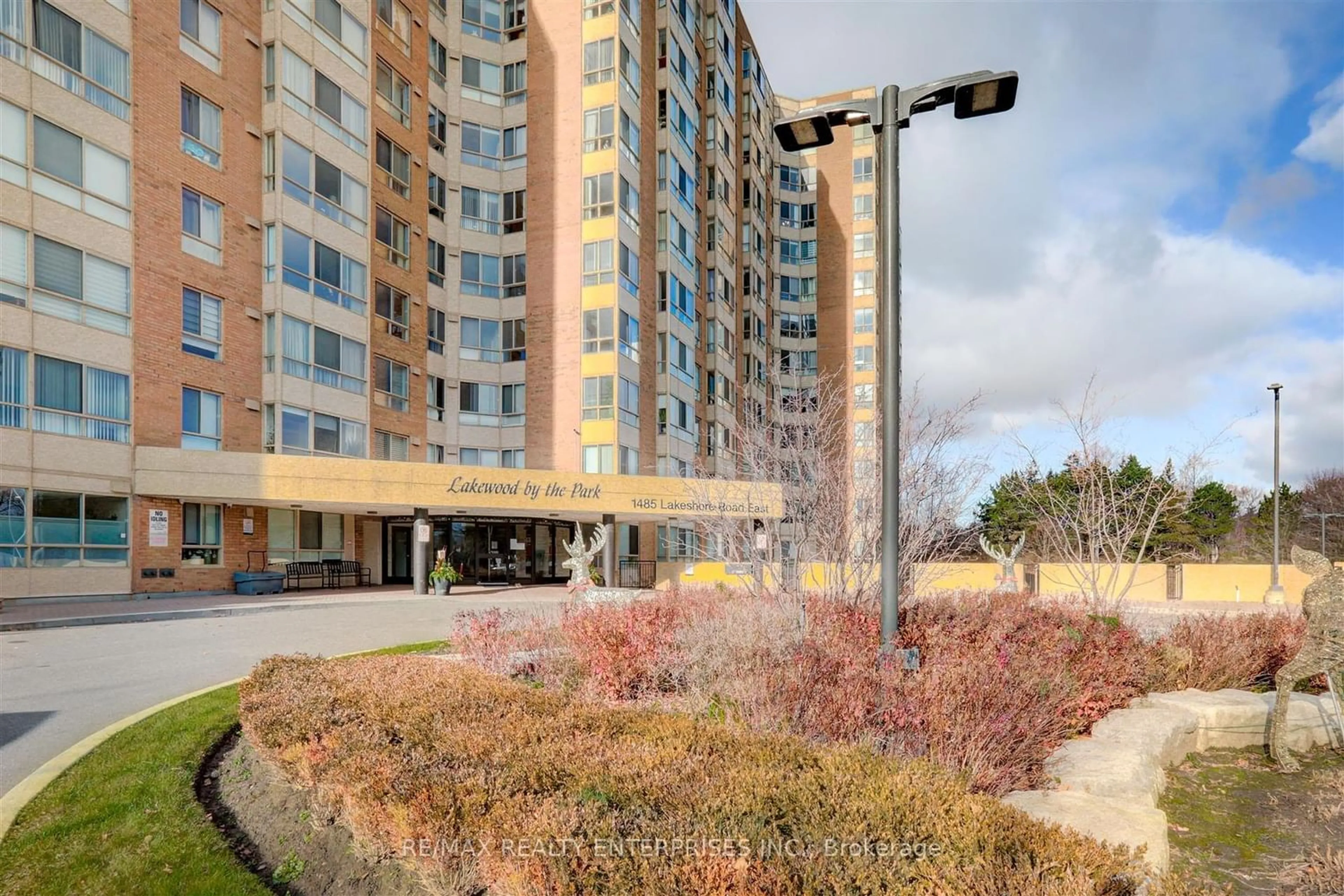 A pic from exterior of the house or condo for 1485 Lakeshore Rd #1001, Mississauga Ontario L5E 3G2